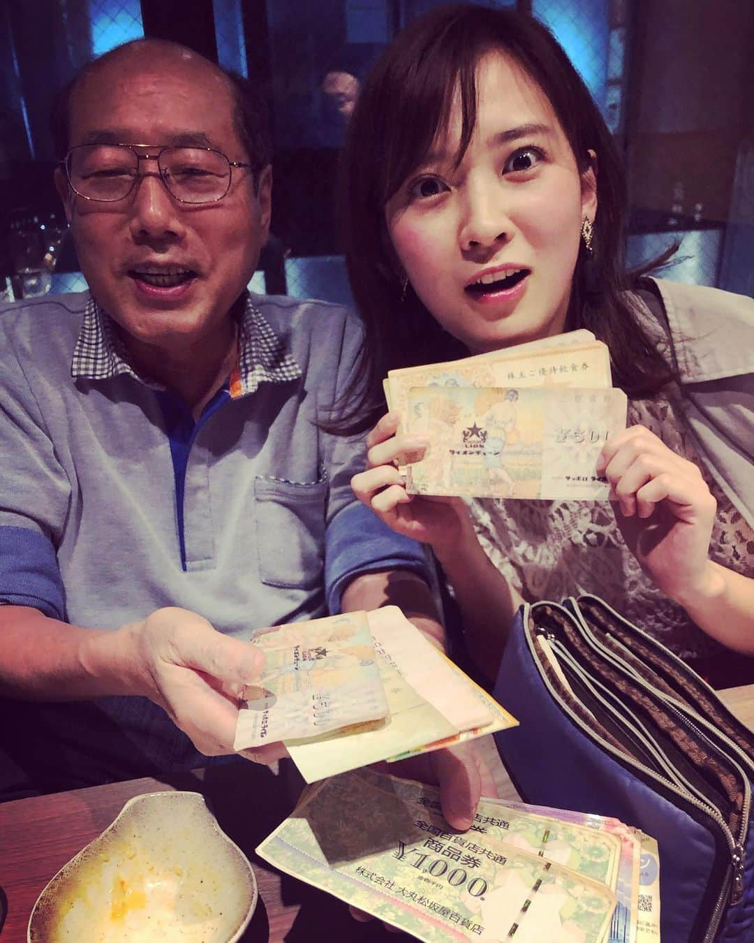 亜希子さんのインスタグラム写真 - (亜希子Instagram)「会社員記者時代から取材を通じて仲良くさせていただいている、「株主優待の桐谷さん」とお食事に行かせていただく。 ・ 桐谷さんの話は、よく聞いてると、ちょっと哲学に近い。 ・ めちゃくちゃ面白いし、本日も「株主優待財布」にめちゃくちゃ金券(優待券)入ってた。 ・ 天才的に記憶力良いし、濃厚なキャラクターに癒されます。」5月15日 0時23分 - akiko_ohki