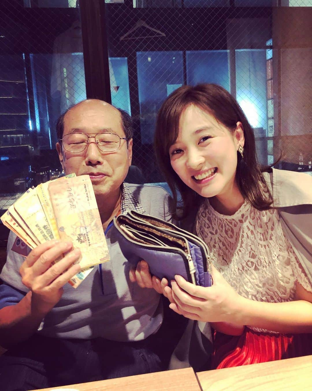 亜希子さんのインスタグラム写真 - (亜希子Instagram)「会社員記者時代から取材を通じて仲良くさせていただいている、「株主優待の桐谷さん」とお食事に行かせていただく。 ・ 桐谷さんの話は、よく聞いてると、ちょっと哲学に近い。 ・ めちゃくちゃ面白いし、本日も「株主優待財布」にめちゃくちゃ金券(優待券)入ってた。 ・ 天才的に記憶力良いし、濃厚なキャラクターに癒されます。」5月15日 0時23分 - akiko_ohki