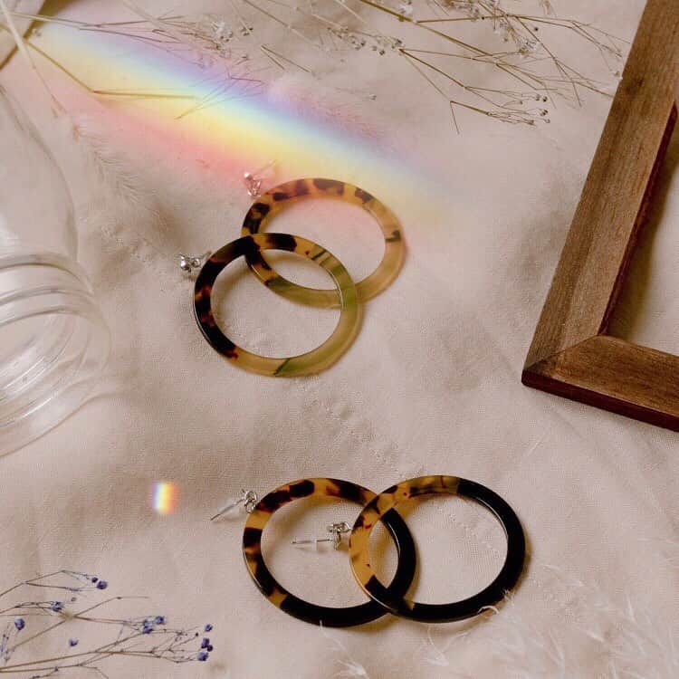 のインスタグラム：「🌼🌼🌼New arrivals 🌼🌼🌼 べっ甲フープピアス ¥590+tax❤️ #wego#wegogoods#accessory#instagood#instafashion#harajuku#kawaii#instagram#べっ甲ピアス#プチプラ#プチプラアクセ#MERY#rili_tokyo#置き画くら部#멋스타그램#패션#패션스타그램#おしゃれさんと繋がりたい」