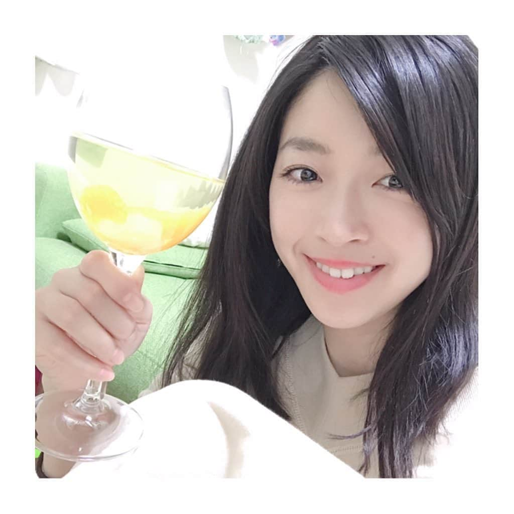 寺島咲さんのインスタグラム写真 - (寺島咲Instagram)「頂き物の白ワイン🍾余ったので今日はフルーツを入れてサングリアにしました(^^)#白ワイン＃ワイン#サングリア#お酒#晩酌」5月15日 0時26分 - sakiterashima_official