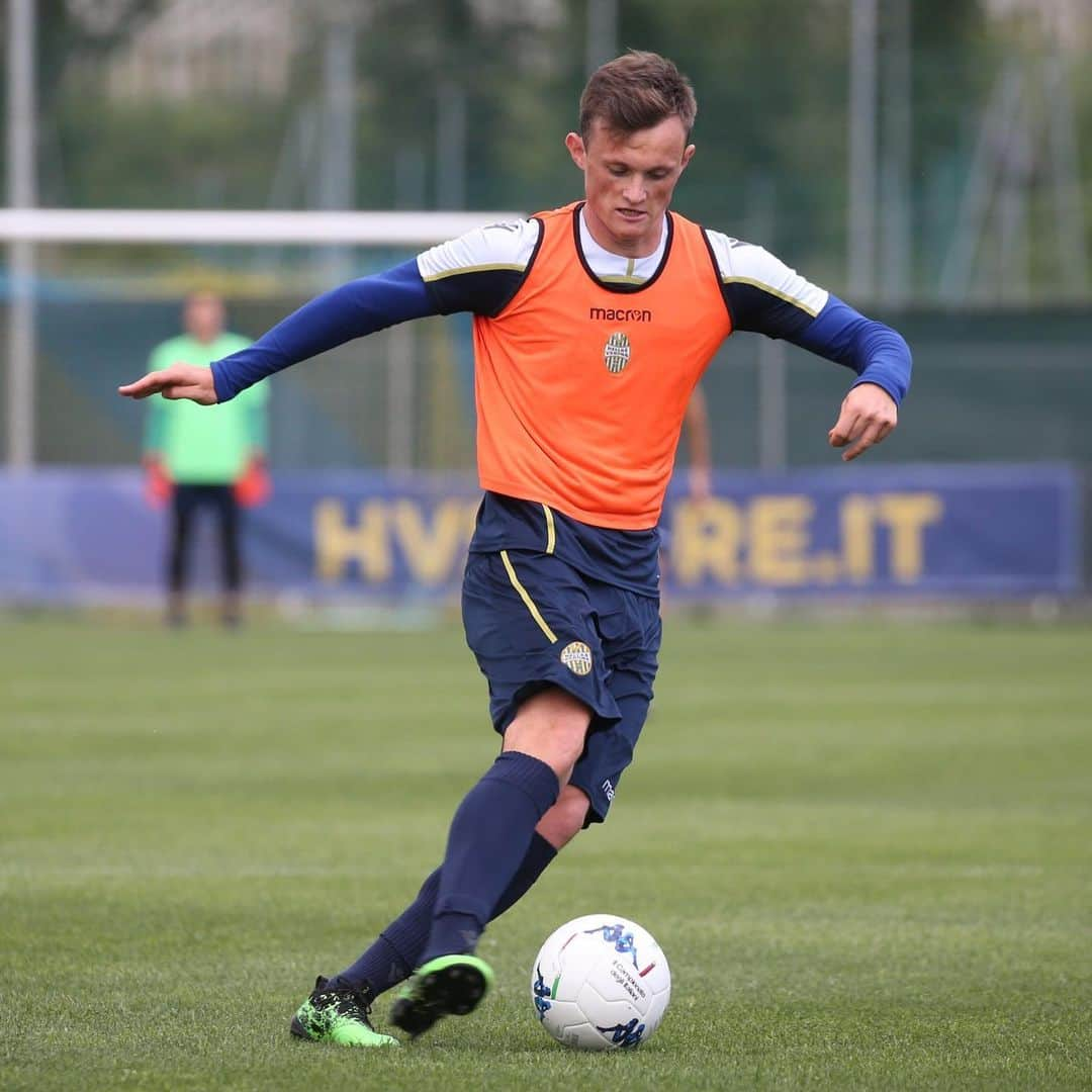 エラス・ヴェローナFCさんのインスタグラム写真 - (エラス・ヴェローナFCInstagram)「Direzione PLAYOFF 💛💙」5月15日 0時29分 - hellasveronafc