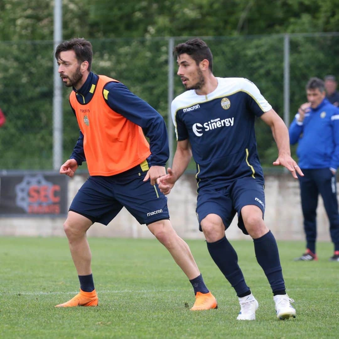 エラス・ヴェローナFCさんのインスタグラム写真 - (エラス・ヴェローナFCInstagram)「Direzione PLAYOFF 💛💙」5月15日 0時29分 - hellasveronafc