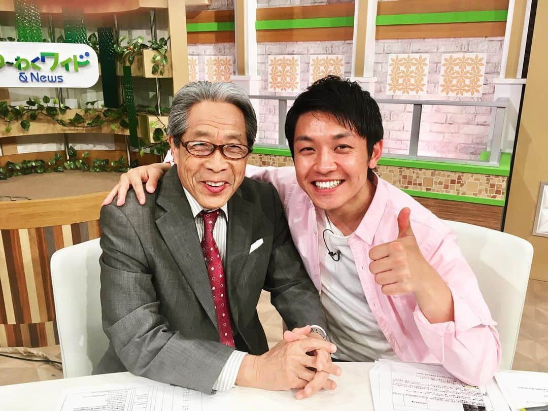 藤村晃輝さんのインスタグラム写真 - (藤村晃輝Instagram)「本日も生放送終了しました！今日紹介したマテ貝掘りなんですが…真玉海岸沿いにあるSOAB CAFEゆうひで、入場チケット（500円）を購入してくださいね😊✨道具4点セットもレンタルできますよ〜。そんなゆうひでは、最高のロケーションでグルメも堪能できます☀️✨マテ貝の天ぷら、通称マテ天は最高でしたし、テラス席で味わうソフトクリームも美味しかったです🍦✨マテ貝掘りは6月頃までは楽しめるみたいなので、皆さん是非に！ そして写真は、火曜日のご意見番・可児敦彦さんです。自分の面白くないボケにもいつも写真のような優しい笑顔で包んでくれる可児さん🦀おじいちゃん？いや、お父さんのような存在です！いつも本当にありがとうございます🙇 #渾身のボケ #お腹がもうマテガイ #言ったときのスタジオの空気感 #地獄絵図 #公開処刑  #tos #テレビ大分 #可児敦彦 #藤村晃輝 #藤村晃輝のコーキ心 #好奇心 #tv #sea #cafe #location #sunset #seafood」5月15日 0時32分 - fujimura_koki_tos