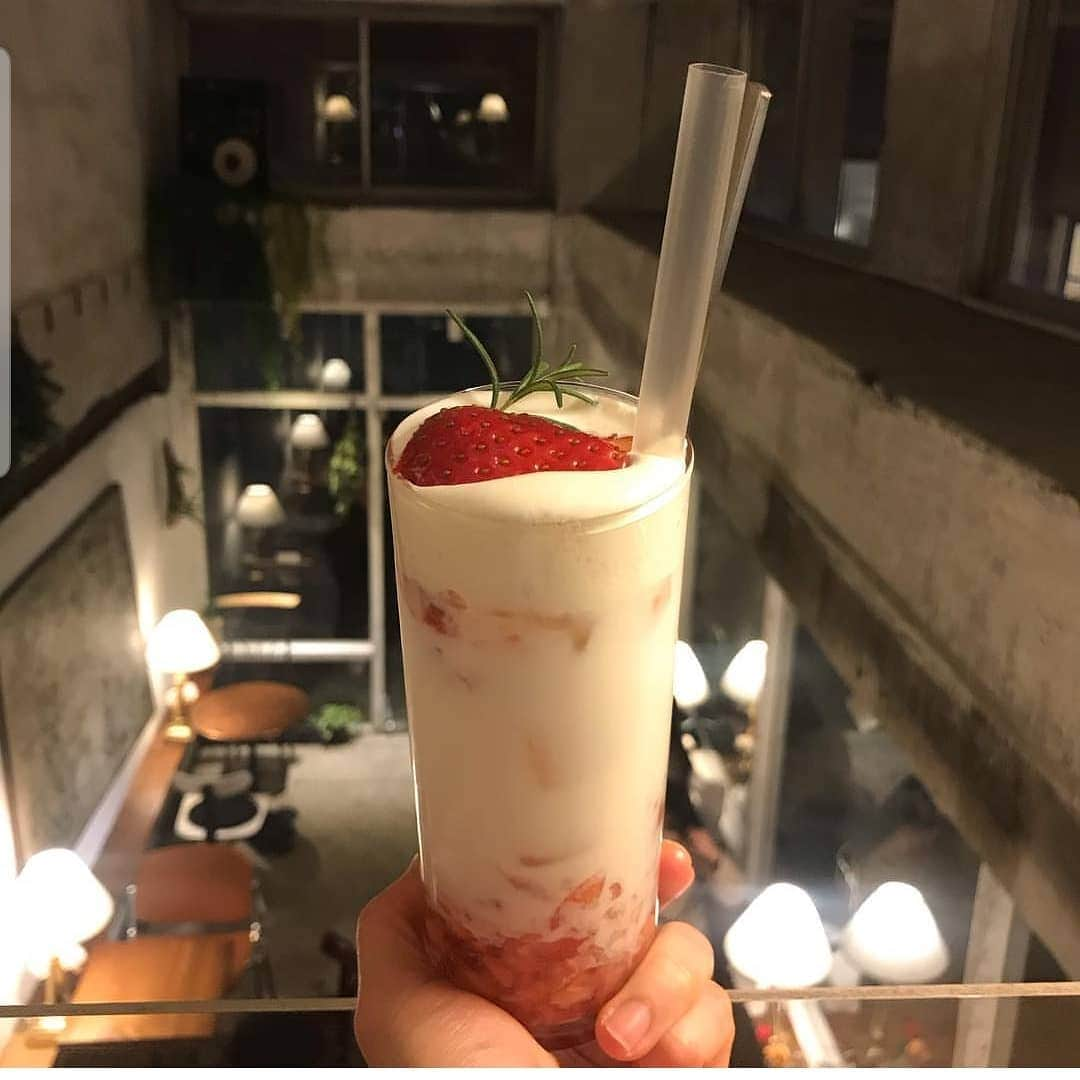 PORINさんのインスタグラム写真 - (PORINInstagram)「딸기야 조금만 더 만나고헤어지자..🍓 #코지타운#인기메뉴#딸기라떼#맛도리#이제수박시작하자#씨빼기알바#같이해여#전포카페#전포카페거리#서면카페#부산핫플#전리단길카페#전리단길#복층카페#분위기맛집」5月15日 0時33分 - pppori