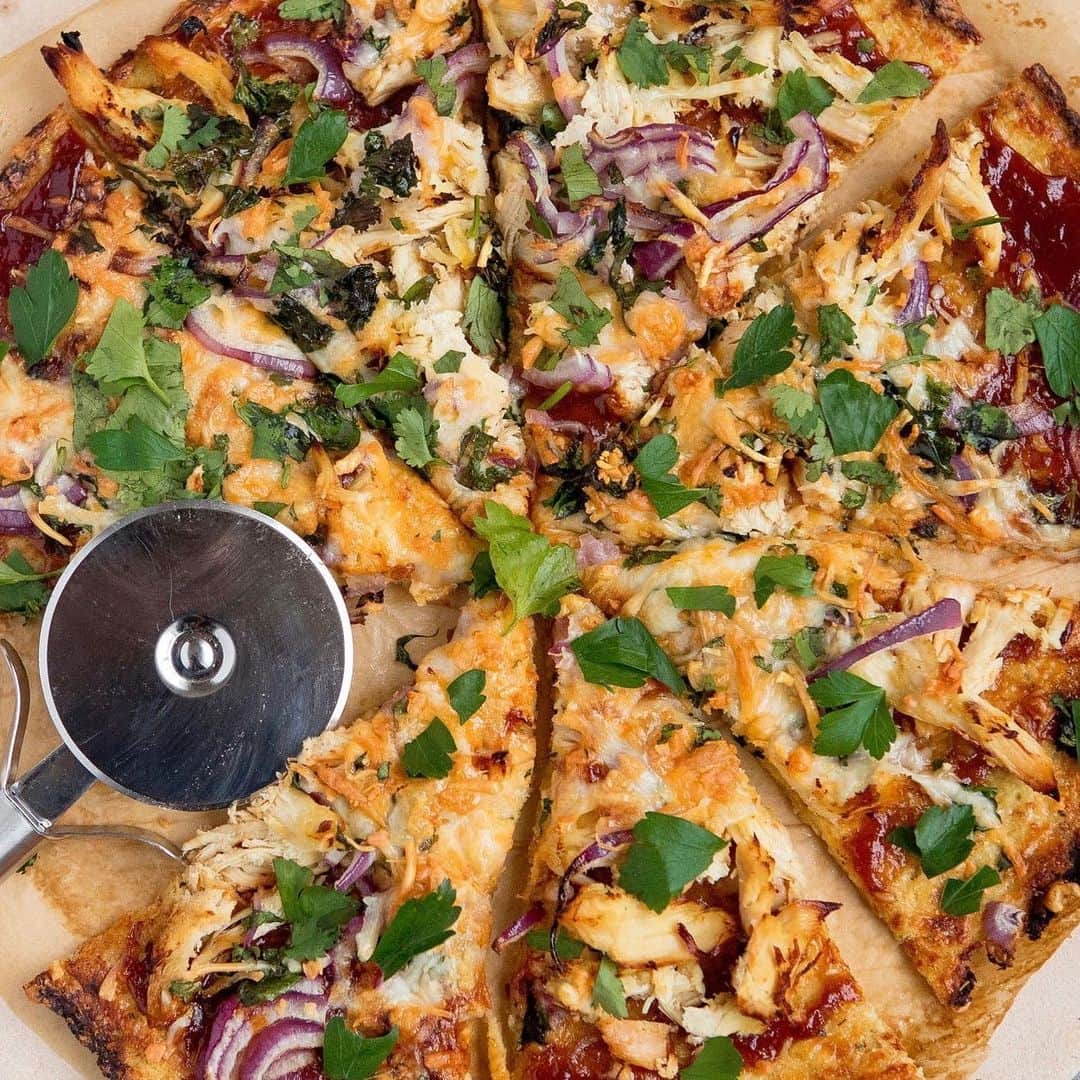 ボビー・ブラウンのインスタグラム：「OMG yum. Pizza on a health and weight loss plan? Yes please.  Get the full scoop on Fiber making a major comeback in the worlds of weight loss, maintenance and wellness in this weeks new justBOBBI article with founder of @F-Factor @tanyazuckerbrot. #linkinbio」