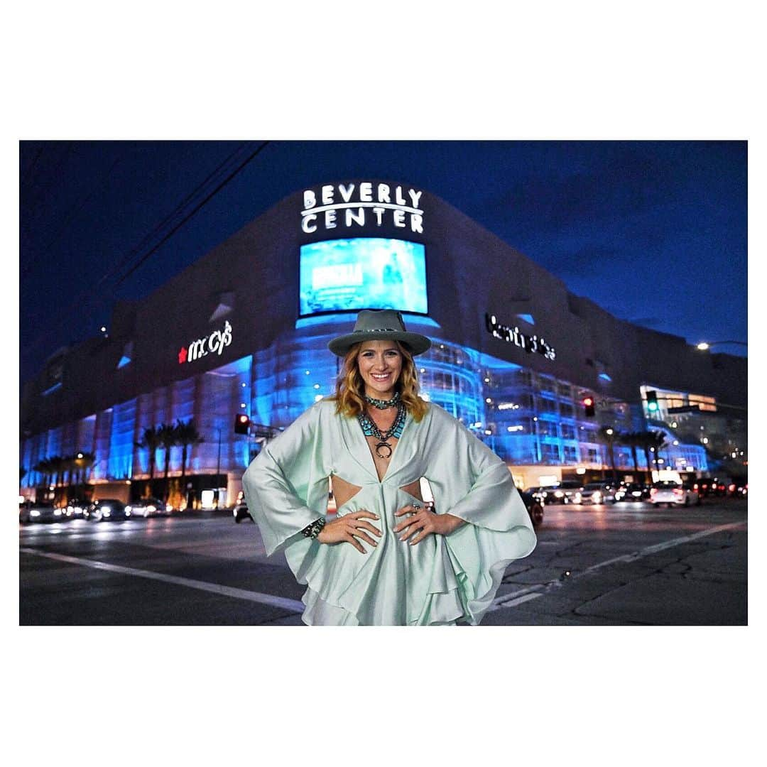 シャンテル・ヴァンサンテンさんのインスタグラム写真 - (シャンテル・ヴァンサンテンInstagram)「#TurquoiseTakeover is in full swing in LA! @flylaxairport lit up the entrance in turquoise and @beverlycenter illuminated the streets & sky with turquoise! All of this to help support National Women’s Lung health week and our effort to raise awareness with @lungforce ! So of course I couldn’t miss my opportunity to see my city showing its love for @lungforce !!!!! I have been fighting alongside others as this force we have been building for five years now, for me since my grandmother passed away from lung cancer. Her absence has left me with a drive to educate others about the number one cancer killer of women! To start changing the staggering facts and help raise funds for education and research. So this week I will be finding ways to TAKEOVER IN TURQUOISE And ask you to join me. I will be featuring and re-posting a lot of photos you take in support. So get creative and find a way to #TurquoiseTakeOver and ask you to join me. I will be featuring and re-posting a lot of photos you take so please use the hashtag!!! Time to get creative and find ways to #TurquoiseTakeover in your community this week!! #FCancer #WeAreAForce」5月15日 0時46分 - therealshantel