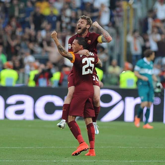 ヨゼ・ホレバスのインスタグラム：「A life dedicated to @officialasroma. A pleasure sharing the pitch with you #danielederossi.  Una vita dedicata a @officialasroma. Un piacere condividere il campo con te #danielederossi. #derossi #calcio #football」