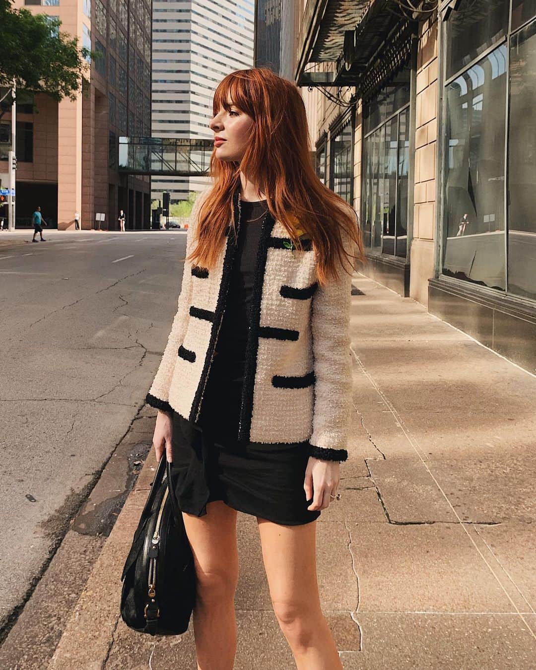 ジェーン・アルドリッジのインスタグラム：「Bright light, big city in @tamaramellon Frontline sandals and vintage Chanel 🖤👏」