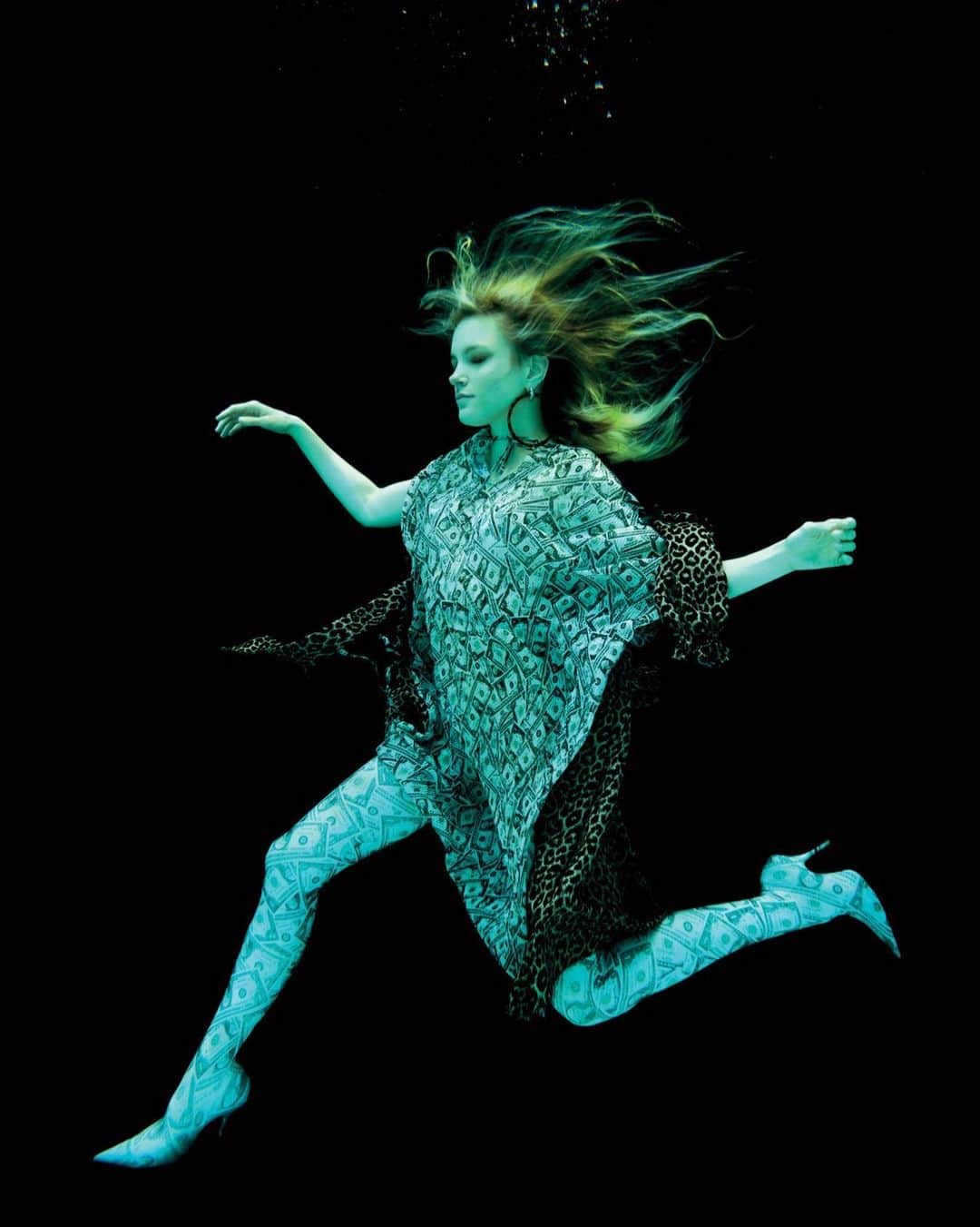 ジェシカ・スタムのインスタグラム：「Deep sea diving for @vogueportugal 💵💦💵 photographed by @radkaleitmeritz styled by @olgayanul hair by @stephenbeaver makeup by @kathyjeung」