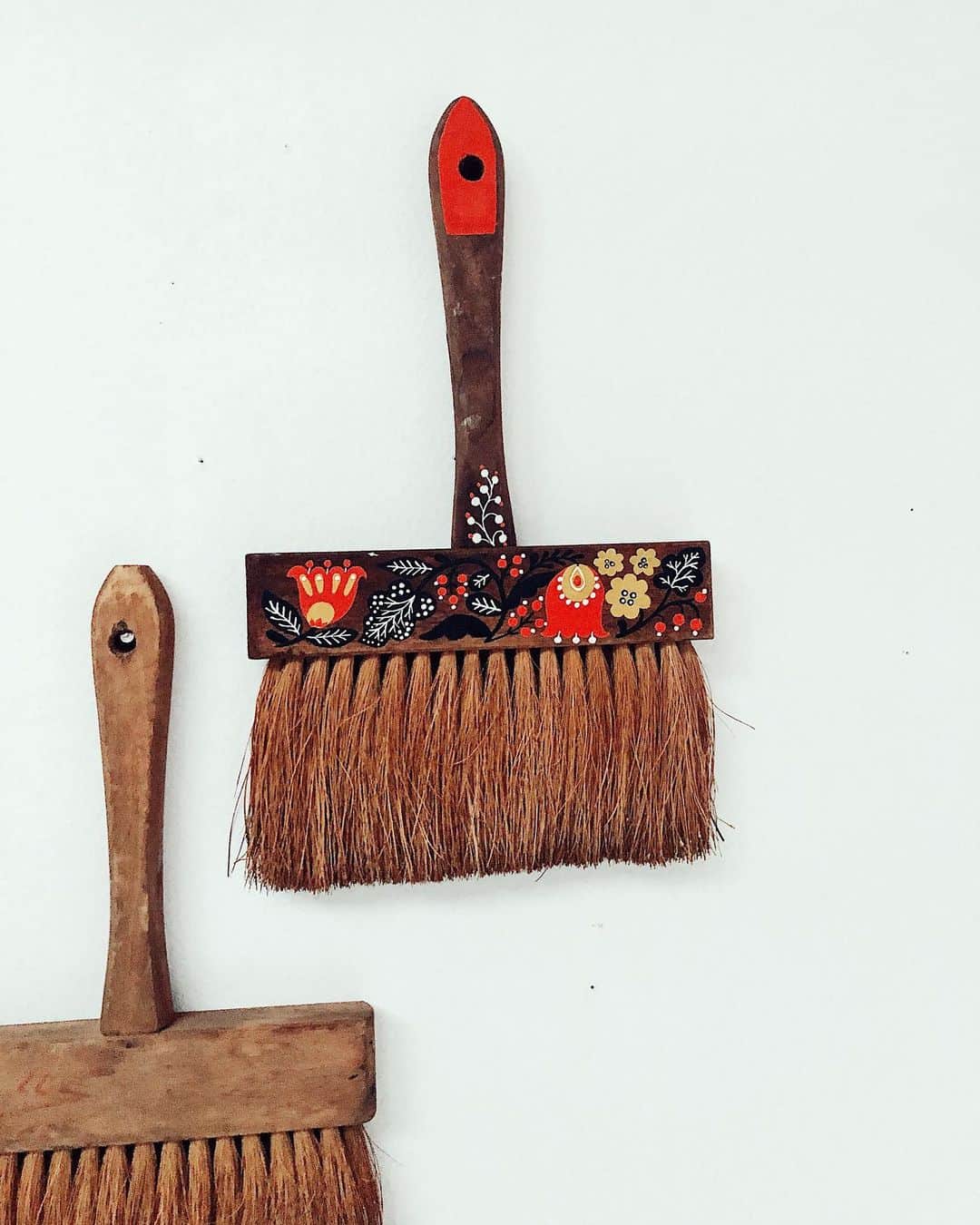 Dinara Mirtalipovaのインスタグラム：「I was given a box of old brushes and I LOVE them! I enjoy painting on wood and it’s nice to step away from painting on paper and work on a dimensional object for a change. Folk art rules!  #folkart」