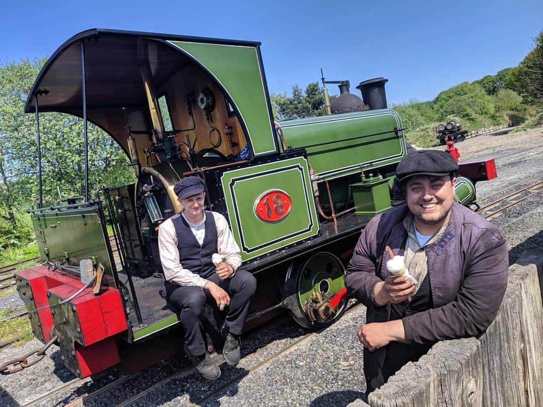 のインスタグラム：「How do you cool down when you're on a #steamengine during a hot day? #icecream of course! #withaflake #hotday」