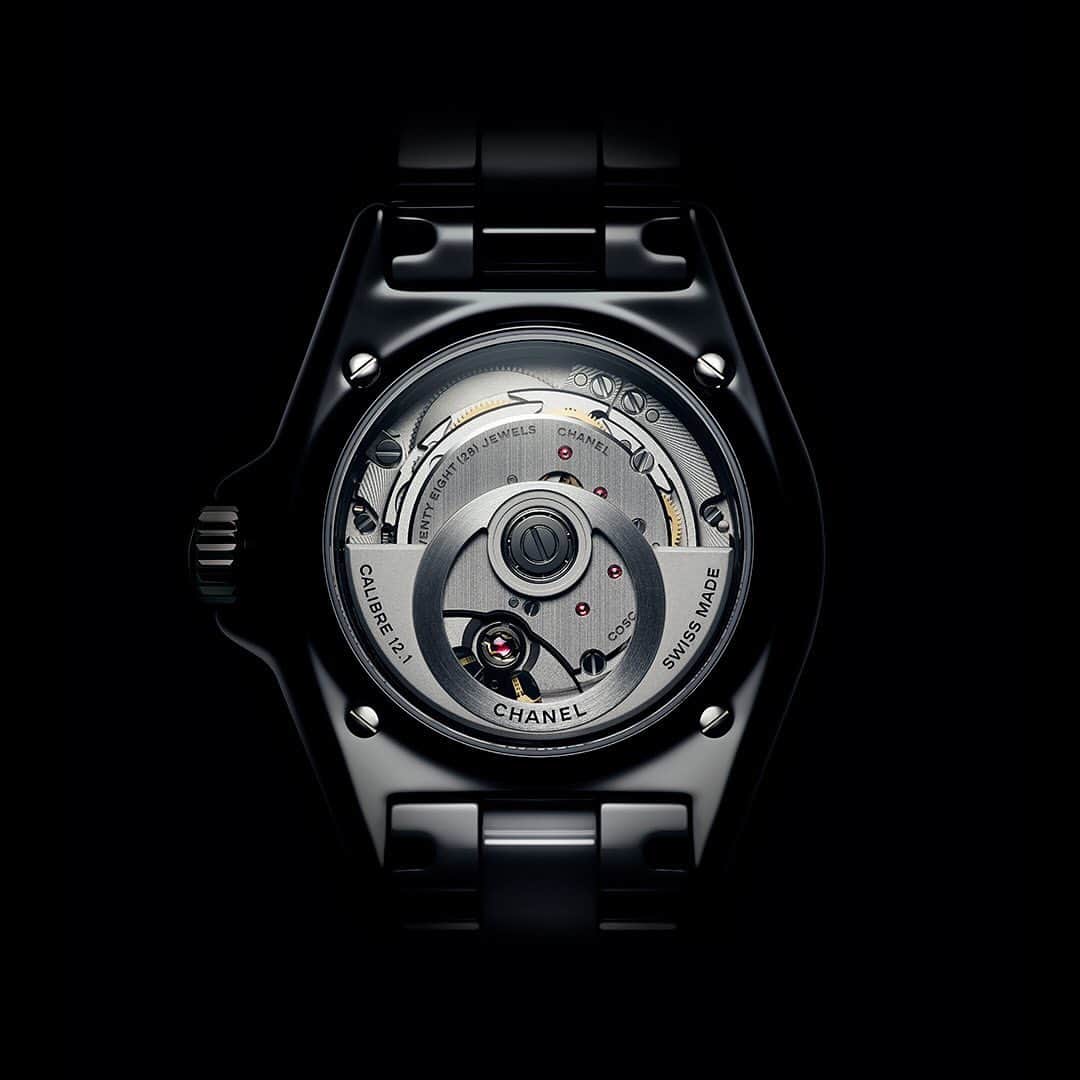シャネルさんのインスタグラム写真 - (シャネルInstagram)「THE NEW J12. IT'S ALL ABOUT SECONDS. Stop for one second to discover the new J12. A legend in watchmaking, the timepiece has been reinvented while preserving its identity. A new way to see time. Discover the collection - link in bio  #TheNewJ12 #CHANELWatches #ItsAllAboutSeconds #VanessaParadis」5月15日 0時59分 - chanelofficial
