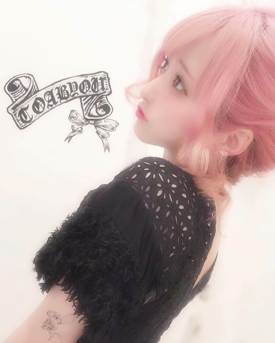 胡桃兎愛のインスタグラム：「兎ちゃんパーカーをプロデュースさせてもらった時に自分で書いたイラストをスタンプにしてみた！ いつかこういうタトゥーシールとか作れるといいな…❤︎ 腕のイラストはスタンプだよっ！」