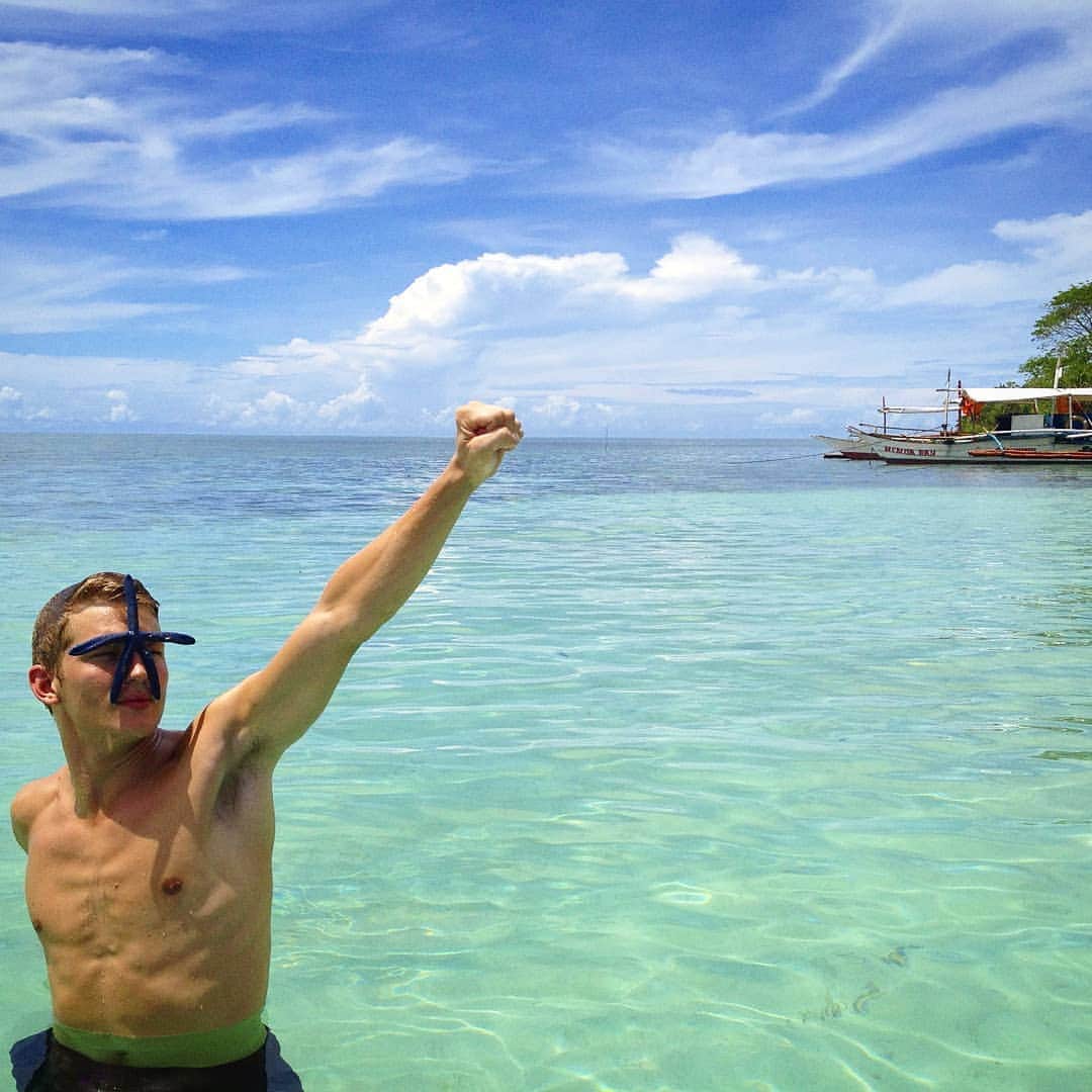 セバスティアン・ソーブのインスタグラム：「Remembering the #superhero days in #philippines with @juanpaoloroldan78 and #family 😊」