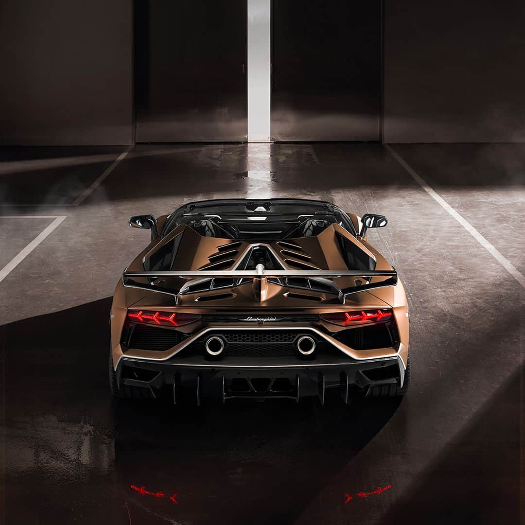 ランボルギーニのインスタグラム：「Air to taste the performance, light to make its beauty brighter: it’s Aventador SVJ Roadster. #Lamborghini #AventadorSVJRoadster #LightsOnLamborghini」