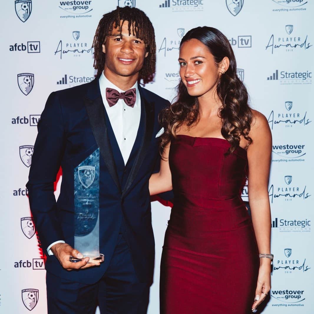 ナタン・アケのインスタグラム：「Happy to have won the community Award this year. Congratulations to all winners🙏🏽🍒#playerawards#afcb」