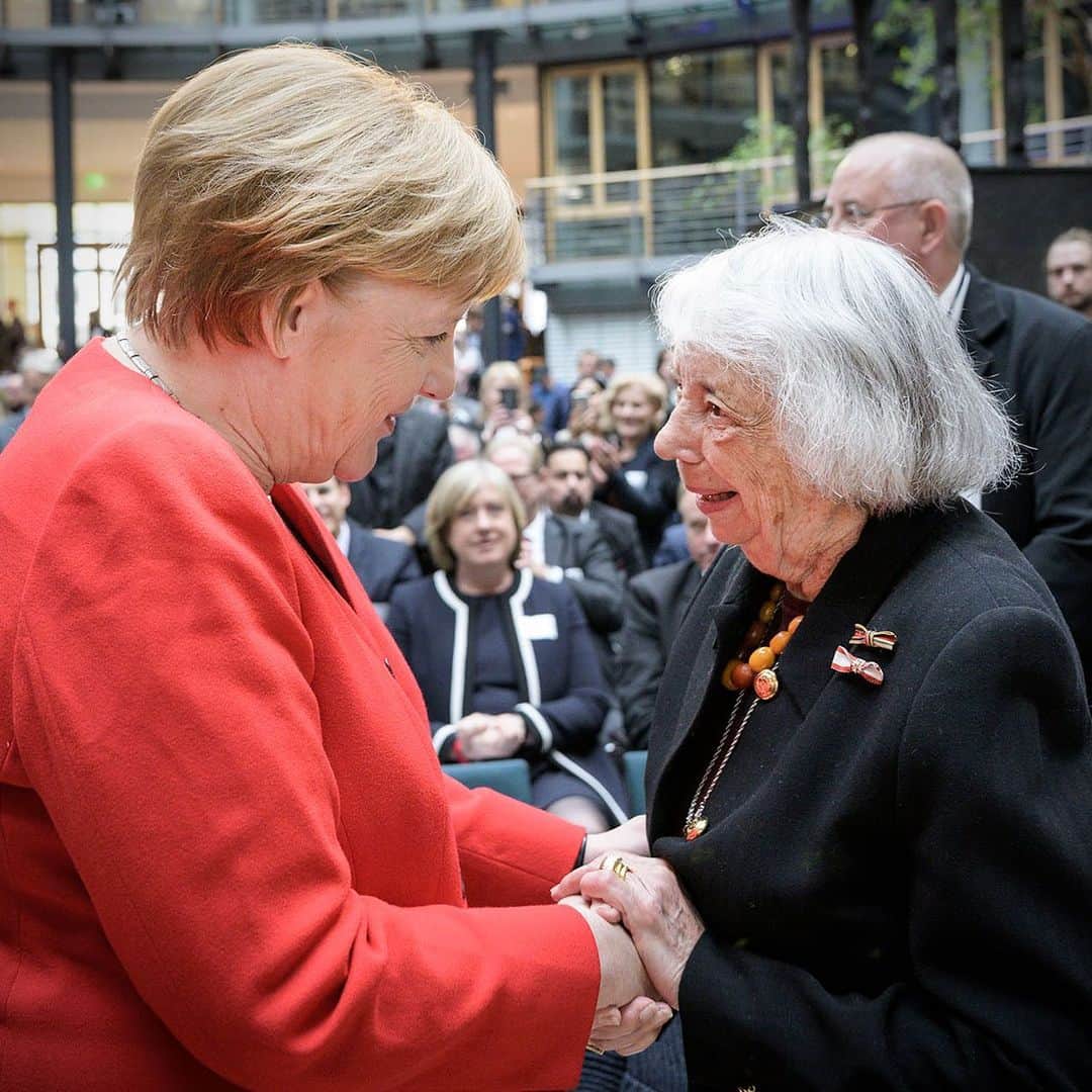 アンゲラ・メルケルさんのインスタグラム写真 - (アンゲラ・メルケルInstagram)「Margot Friedländer, eine beeindruckende Zeitzeugin des Holocaust, erhält den „Talisman“ der #DeutschlandstiftungIntegration. Kanzlerin #Merkel: Danke, dass Sie so viel Gutes stiften - es ist alles andere als eine Selbstverständlichkeit, dass Sie uns Ihre Geschichte erzählen. --- Margot Friedländer, an impressive eyewitness of the Holocaust, receives the "Talisman" of DeutschlandstiftungIntegration. Chancellor Merkel: Thank you for doing so much good – it's not a given that you tell us your story.」5月15日 1時17分 - bundeskanzlerin