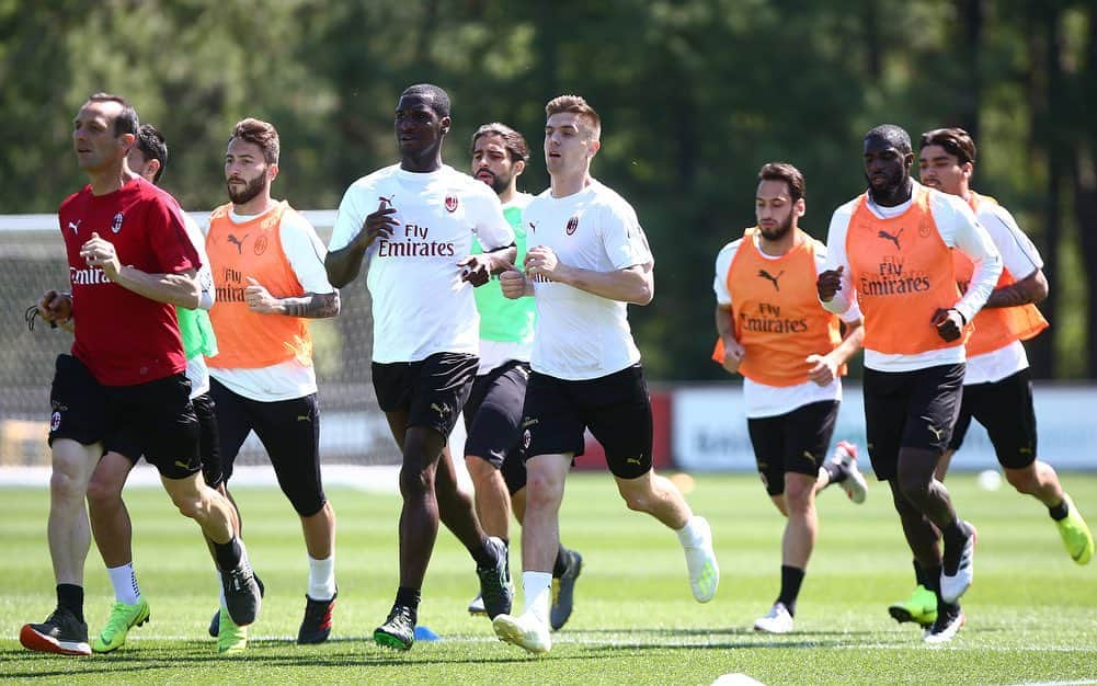 ACミランさんのインスタグラム写真 - (ACミランInstagram)「Two wins in the bag, the Rossoneri are back at Milanello to make it three on the trot 📸 I rossoneri sono tornati al lavoro a Milanello in vista della sfida di domenica sera a San Siro 📸」5月15日 1時18分 - acmilan