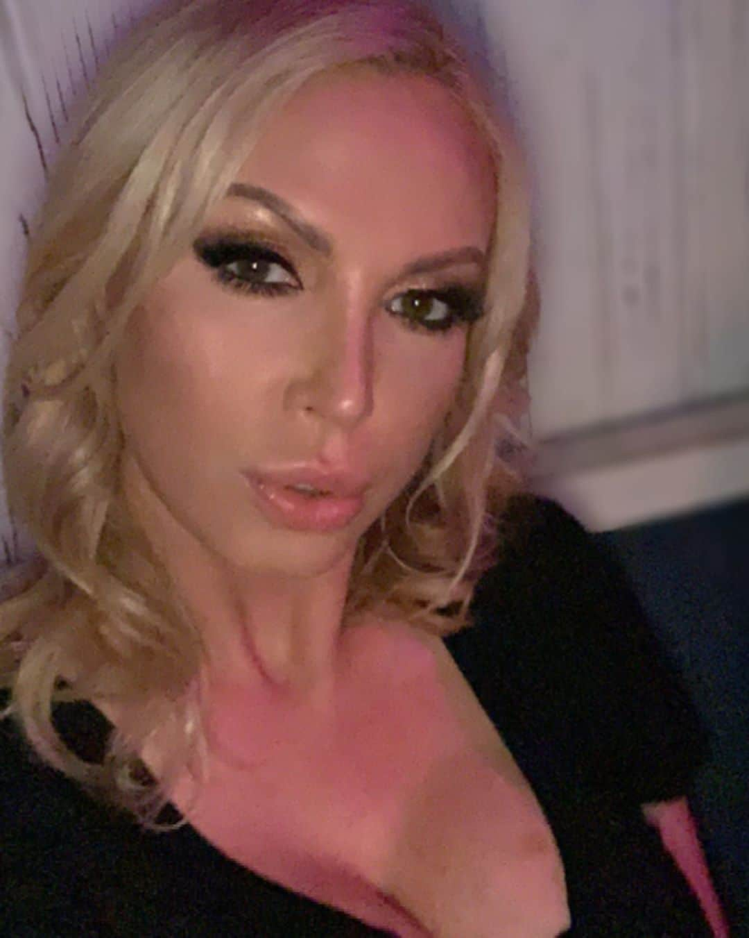 ニッキー・ベンツさんのインスタグラム写真 - (ニッキー・ベンツInstagram)「What am I thinking?」5月15日 1時19分 - nikkibenz