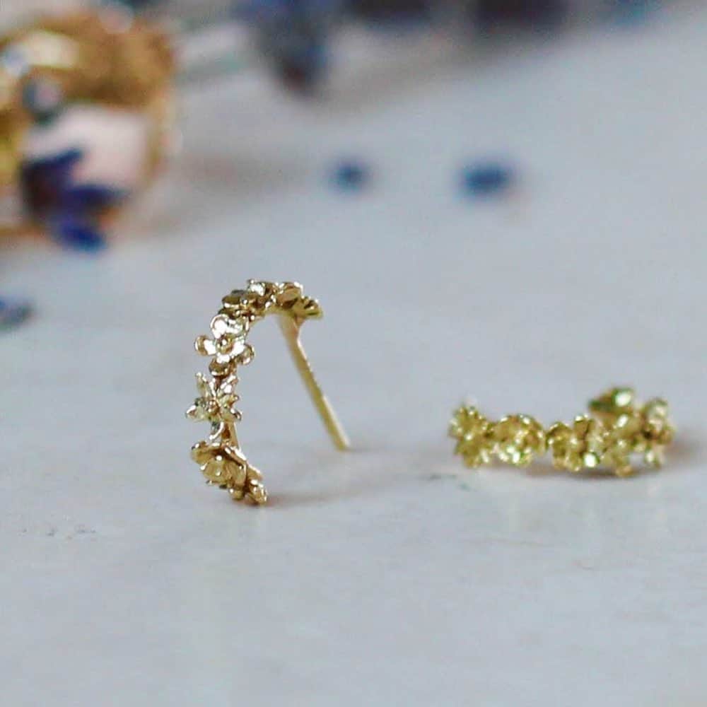 アレックスモンローさんのインスタグラム写真 - (アレックスモンローInstagram)「18ct Gold Floral Hoop Earrings blooming with delicate, hand-sculpted florals... ✨🌸🌼 #alexmonroe #18ctgold #finejewellery」5月15日 1時27分 - alexmonroejewellery