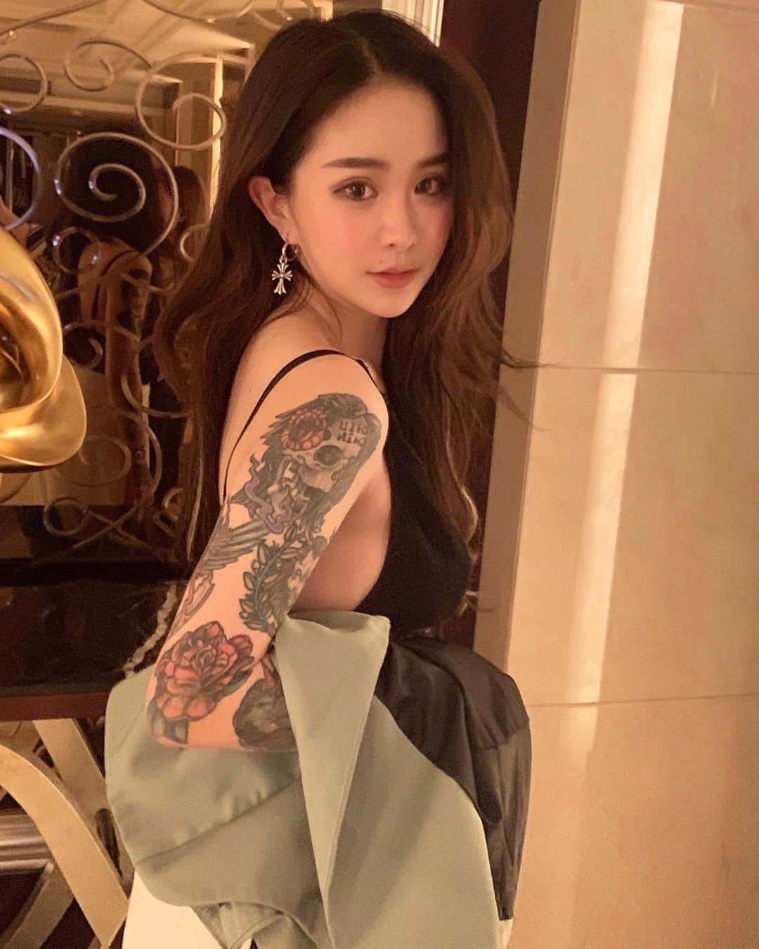 Abby Chenのインスタグラム：「昨天發幾張照片最多朋友說你終於丟掉西裝了 但其實我還是只拍拍照 出門還是套上外套🤣 不得不承認有一陣子從未想過我居然會對自己的紋身沒自信 所以我已經好長時間盡量不讓它突顯 很多時候都是穿著外套 但不可否認因為紋身一部分成就了我 我並不後悔 而是階段不同了在工作上我還是會遭受到世俗眼光壓力  可能也年紀大了🤣周遭環境難免都必須面對到很多的長輩還有不同產業族群 我只能想盡辦法學習提升自己涵養氣質或是穿著讓自己看起來更專業有信任感  從未想過紋身會帶給我了不小壓力 但因為這些壓力也讓我更想要努力改變讓自己看起來更好 證明自己跳脫框架 你人生所有的選擇必定都會有需要付出的代價而去對自己負責 對心裡抗衡找出方式之後我依舊會活得像自己 熱愛自己🖤」