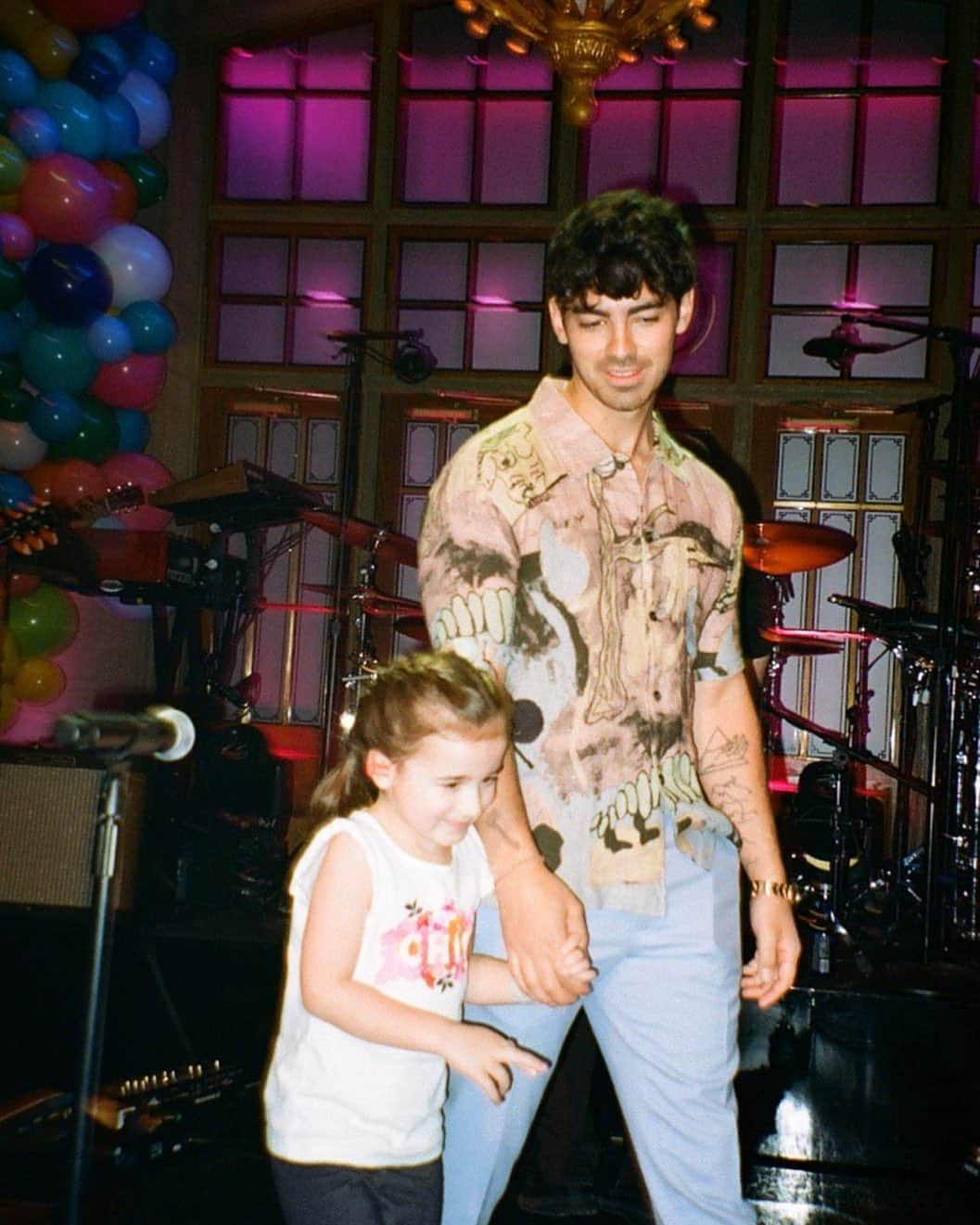 ジョー・ジョナスさんのインスタグラム写真 - (ジョー・ジョナスInstagram)「LIVE FROM NEW YORK ITS UNCLE TIME!!」5月15日 1時47分 - joejonas