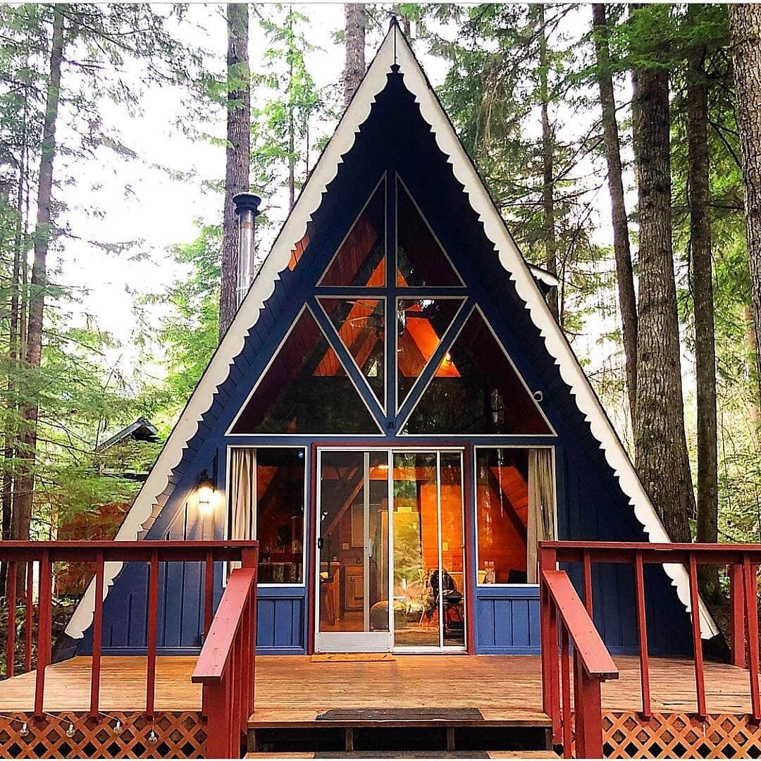 Airbnbさんのインスタグラム写真 - (AirbnbInstagram)「A short drive from the wildflower meadows of Mt. Rainier National Park is another bright little blossom: Superhost Manuela’s mini-A-frame in the woods. With a cozy loft and a wood stove, it's tailor-made for kicking back after a long, colorful day.  Photo: @lizbogart76」5月15日 1時40分 - airbnb