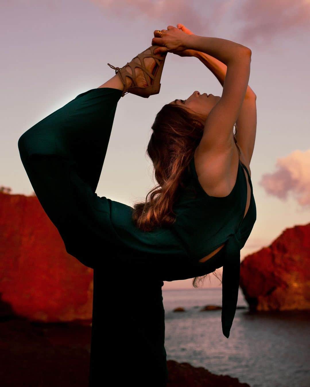 Robert Bingamanのインスタグラム：「Here is Cara doing a stretch I taught her. // Seriously though, Cara is intense in every way. And I love it. In fact, I need it. Cara’s passion for health, fitness, fulfillment, and being have inspired me at a time that I need it. I still can’t believe she invited me along on her trip to Lanai, but I am grateful. I don’t have to do this stretch (and I won’t), but I can appreciate the fact that she’s stretching for the both of us. Positive, intense people give us quiet brooders room to bend a bit without being noticed—and we need to.」