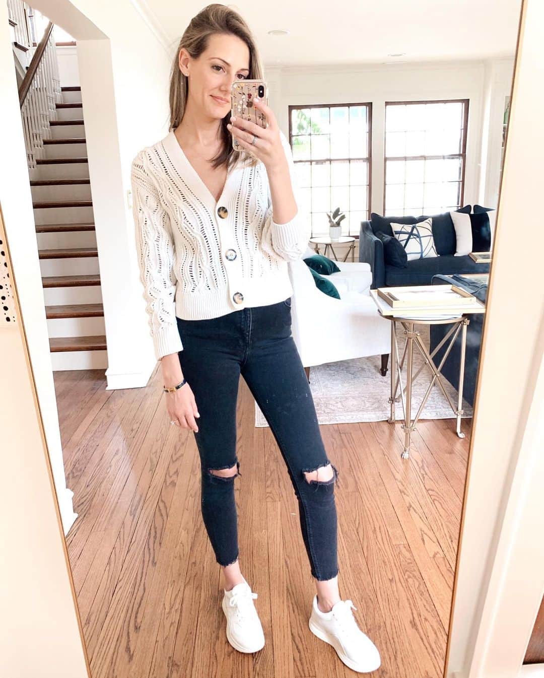 Anna Jane Wisniewskiさんのインスタグラム写真 - (Anna Jane WisniewskiInstagram)「Did you catch the #shopyourclosetseries where I styled two pairs of white sneakers? Which look is your favorite!? (Also, you can shop all these looks on the blog or via the link in my profile) #whitesneakers #ootd #springoutfit #midiskirt」5月15日 1時47分 - seeannajane