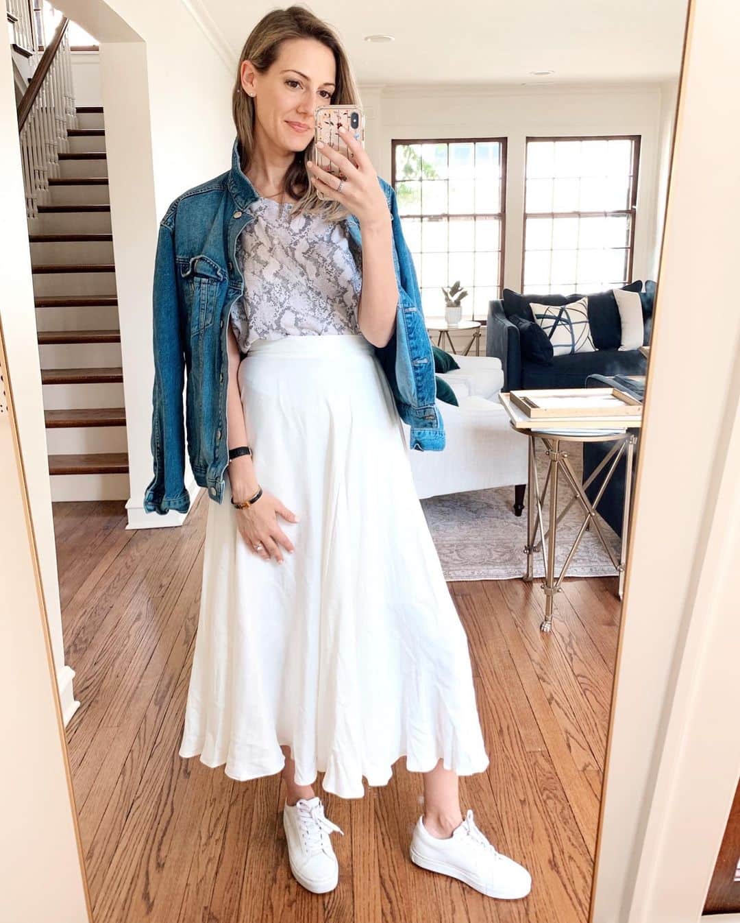 Anna Jane Wisniewskiのインスタグラム：「Did you catch the #shopyourclosetseries where I styled two pairs of white sneakers? Which look is your favorite!? (Also, you can shop all these looks on the blog or via the link in my profile) #whitesneakers #ootd #springoutfit #midiskirt」