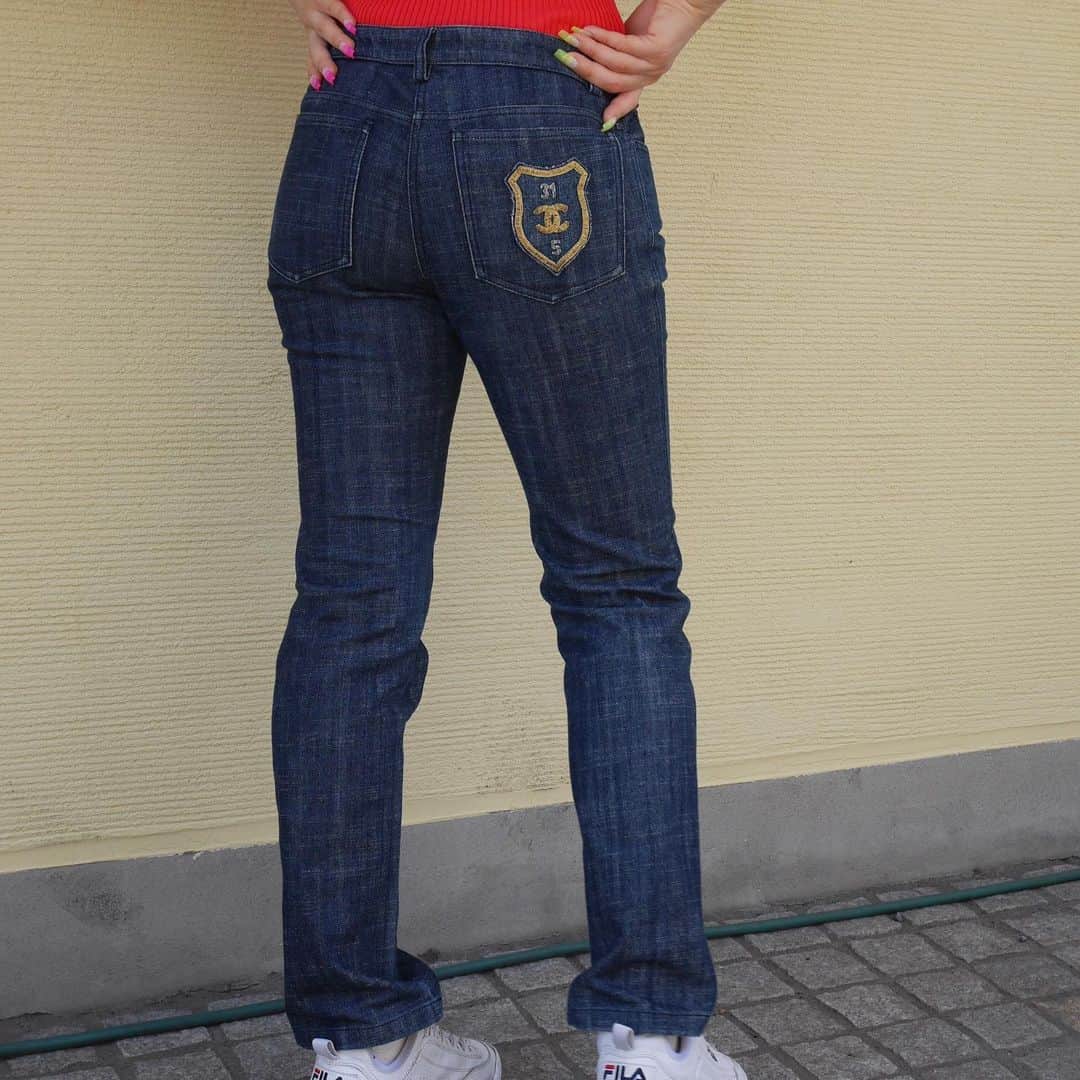 Vintage Brand Boutique AMOREさんのインスタグラム写真 - (Vintage Brand Boutique AMOREInstagram)「Vintage Chanel jeans with a CC emblem in size 36👖 ▶︎Free Shipping Worldwide✈️ ≫≫≫ DM for more information 📩 info@amorevintagetokyo.com #AMOREvintage #AMORETOKYO #tokyo #Omotesando #Aoyama #harajuku #vintage #vintageshop #ヴィンテージ #ヴィンテージショップ #アモーレ #アモーレトーキョー #表参道 #青山 #原宿#東京 #chanel #chanelvintage #vintagechanel #ヴィンテージ #シャネル #ヴィンテージシャネル #amorewardrobe #アモーレワードローブ」5月15日 12時42分 - amore_tokyo