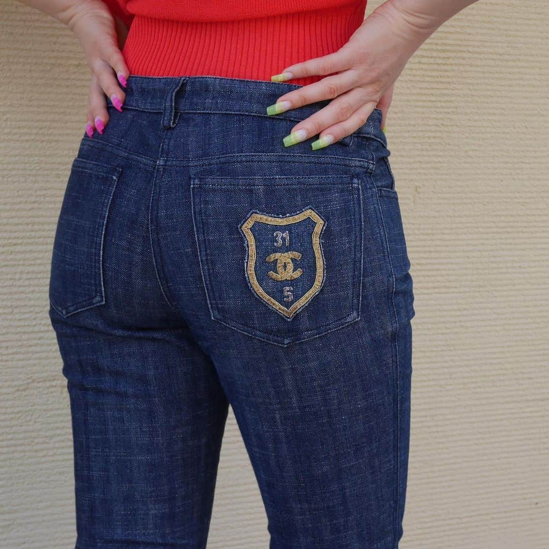 Vintage Brand Boutique AMOREさんのインスタグラム写真 - (Vintage Brand Boutique AMOREInstagram)「Vintage Chanel jeans with a CC emblem in size 36👖 ▶︎Free Shipping Worldwide✈️ ≫≫≫ DM for more information 📩 info@amorevintagetokyo.com #AMOREvintage #AMORETOKYO #tokyo #Omotesando #Aoyama #harajuku #vintage #vintageshop #ヴィンテージ #ヴィンテージショップ #アモーレ #アモーレトーキョー #表参道 #青山 #原宿#東京 #chanel #chanelvintage #vintagechanel #ヴィンテージ #シャネル #ヴィンテージシャネル #amorewardrobe #アモーレワードローブ」5月15日 12時42分 - amore_tokyo