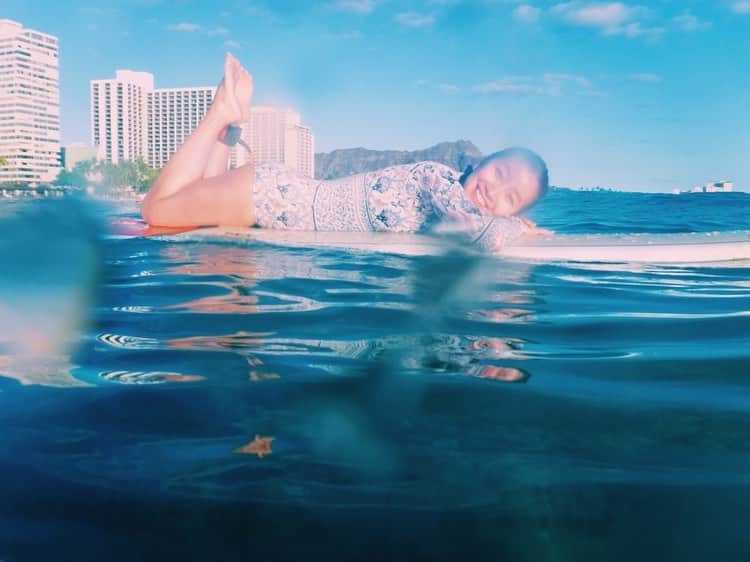 のインスタグラム：「・ ひっさびさに海に入れて幸せ♡♡ 毎日時間を見つけては海に入って良い時間を過ごせました🌴  朝の海もサンセットも気持ち良かったな🏄‍♀️ ・ 2枚目 my buddy @tacco1up & ハワイの恩人Tod。（昨年party waveでワイワイしてた際に人のサーフボードがメガヒットして悶えてたところ助けてもらった恩人）  #takiicotrip  #hawaii #surflife #暮らすように旅をする」