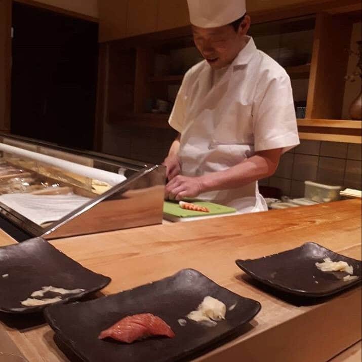 辻やすこさんのインスタグラム写真 - (辻やすこInstagram)「鮨 小倉にて。  最高すぎました🍣❤️ 美味を超えて何と表現していいか！！ 超絶に美味 of the 美味でした！ とても楽しい時間であっという間。  板前のケンさんに、結構いるよ。と笑われました😁😁😁 長居したいくらい、居心地いい空間でお寿司🍣を堪能させて頂きましたー！ ありがとうございます😍  #鮨小倉 #鮨 #sushi #sushi🍣 #寿司 #寿司好きな人と繋がりたい #寿司好き #美味しい #最高 #もう一度 #hiroo #楽しい時間をありがとう#中トロ #海老 #あなご #漬けマグロ #マグロ #tuna #shrimp #conger #congereel」5月15日 12時35分 - yasupytsuji