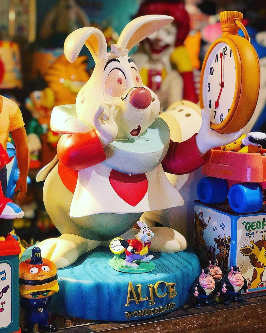 大川知英さんのインスタグラム写真 - (大川知英Instagram)「90's  Walt Disney ALICE in WONDER LAND Store Display lot.248/300  Limited Edition うへ、うへへ、アメイジングゥーピー❗️♦️ #waltdisney #aliceinwonderland #storedisplay #limitededition  #90s#lot300#最高にうぴーなうさぎ #アメイジング#ディズニーランド行ぎだい #amecajiboys #takatsubase」5月15日 12時36分 - zupposi_swamp