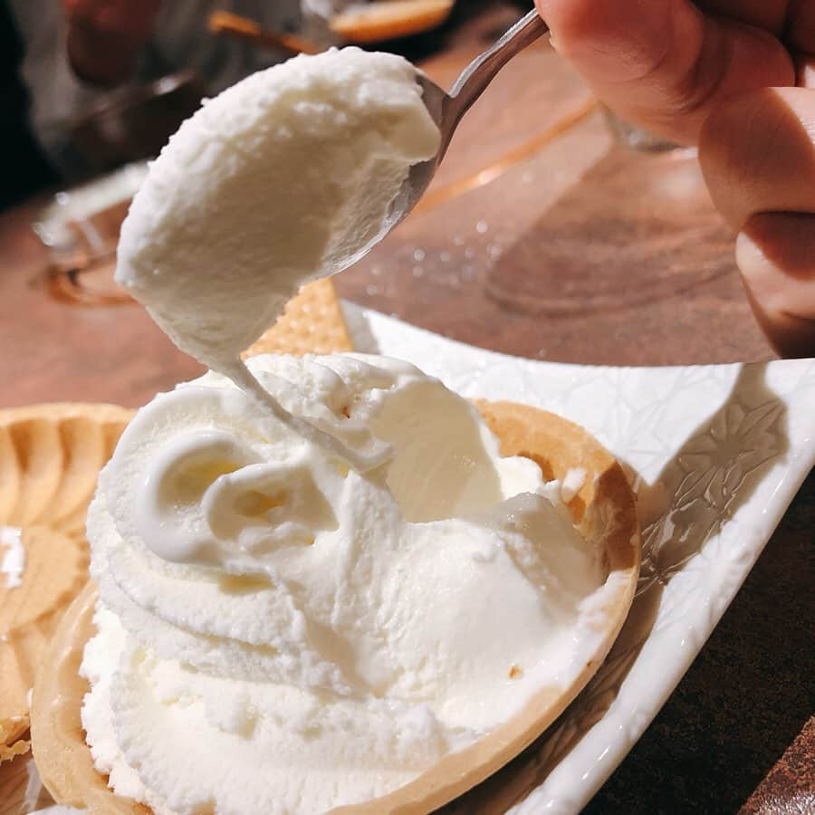 里井真由美さんのインスタグラム写真 - (里井真由美Instagram)「バニラ アイスソフトクリーム🍨🍦 パリパリのモナカでサンド、ウェハース添え❤︎ ・ ・ ソフトクリームは予想以上にのび〜る。実は、赤坂の焼肉「KABUN CHI KA」のシメデザートなんです❤️ ・ ・ ミルク感たっぷり。添えられたウェハースのおいしさにも胸きゅん💕💓 ・ 焼肉もおいしい、隠れメニューのシャトーブリアンもたまら〜ん🤗 ・ ・ #ソフトクリーム #アイスクリーム #バニラアイス#スイーツ#デザート #1級フードアナリスト里井真由美 #バニラアイス#ありが糖運動 #焼肉#KABUN#kabunchika #焼肉#赤坂#シメデザート」5月15日 11時14分 - mayumi.satoi