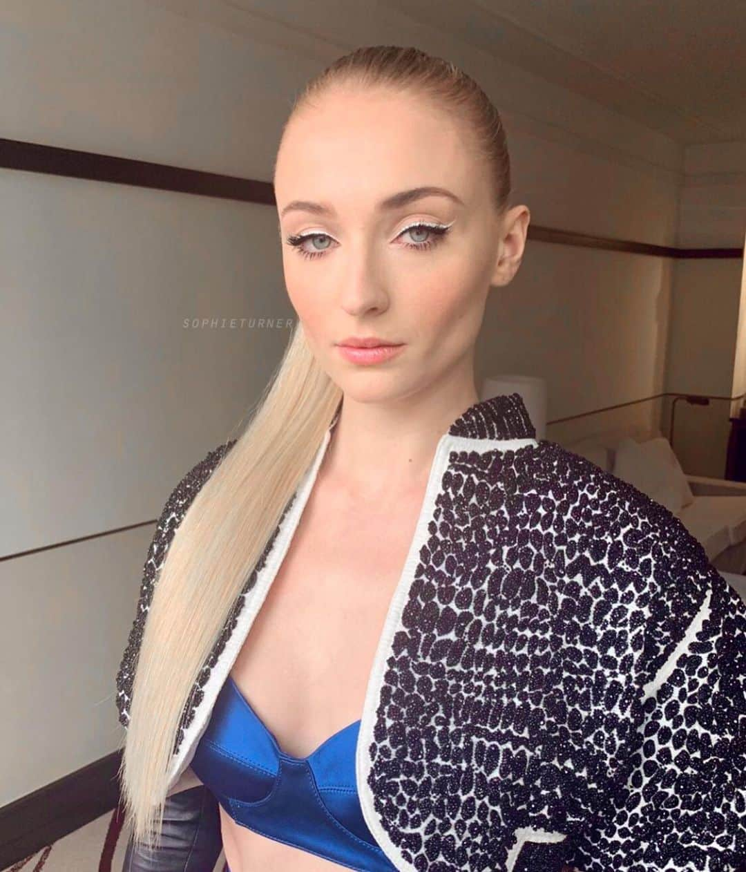 ソフィー・ターナーさんのインスタグラム写真 - (ソフィー・ターナーInstagram)「@sophiet today! 💄 by @georgieeisdell 💇🏼‍♀️ by @cwoodhair 👗 by @kateyoung」5月15日 11時07分 - sophieturner