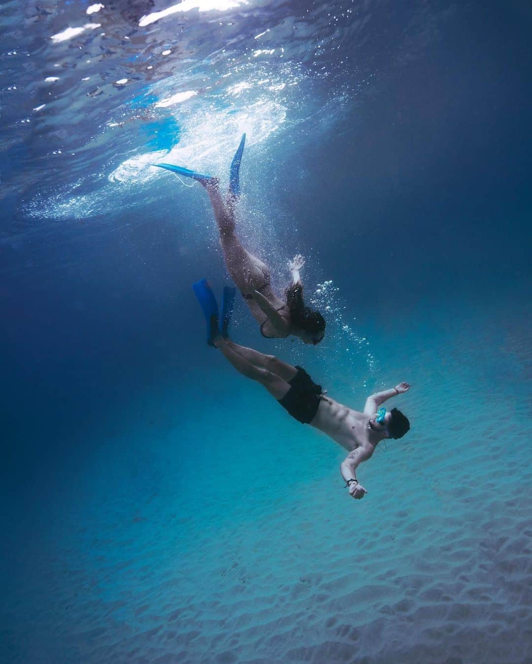 Katy Esquivelさんのインスタグラム写真 - (Katy EsquivelInstagram)「Let the sea set you free 🐠 ••• Les gustaría ver un tutorial de cómo tomar fotos debajo del agua? Debería empezar a hacer tutoriales de fotografía? Dime que opinas en los comentarios! 👇🏻 ••• Thanks @malthezimakoff for helping us shoot this!」5月15日 11時10分 - whatthechic