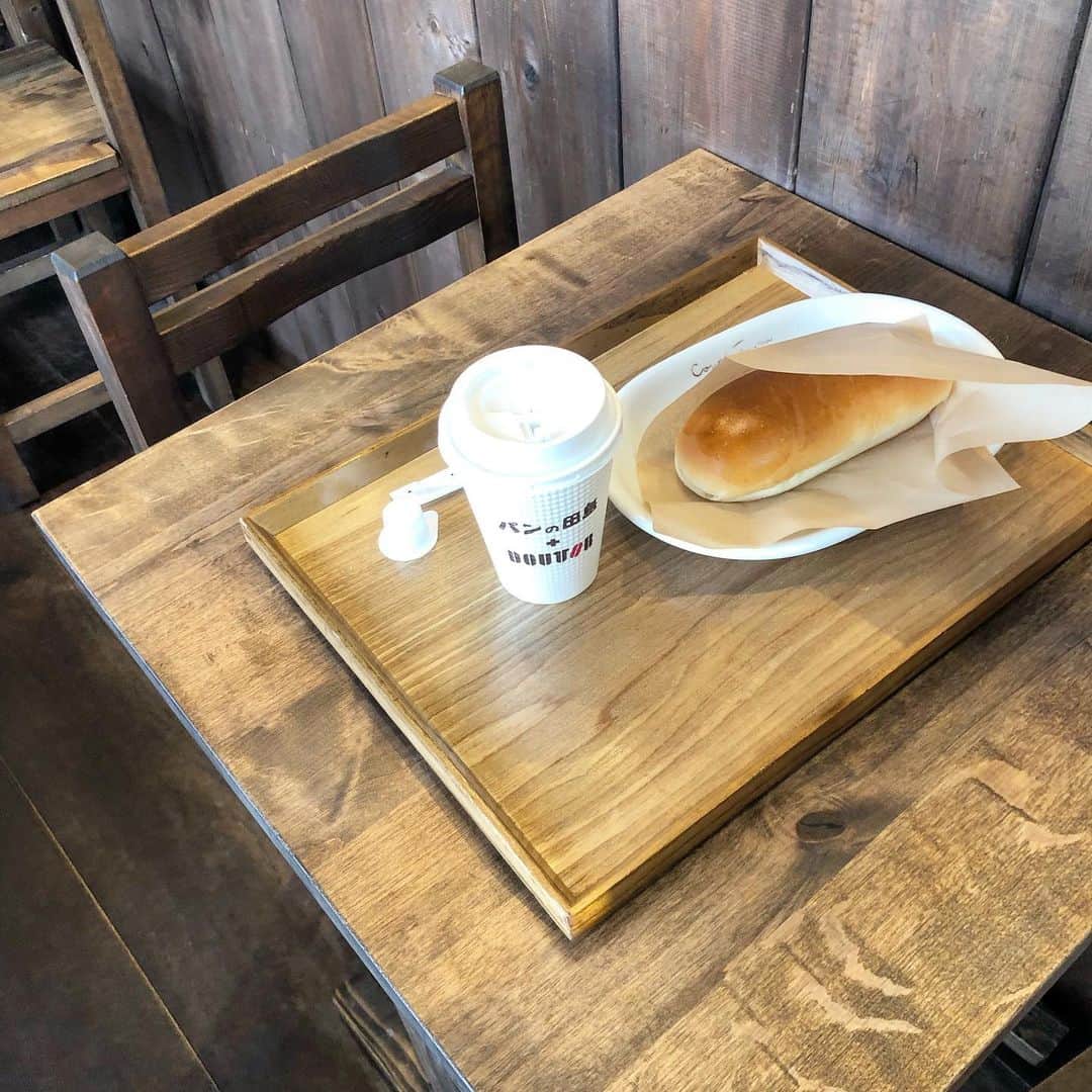 佐藤 渚さんのインスタグラム写真 - (佐藤 渚Instagram)「今日は、 学校みたいなパン屋さんで朝食🥐☕️ めちゃめちゃ可愛かった♪  #パンの田島#もーにんぐ #cafe」5月15日 11時24分 - nagisa_1222