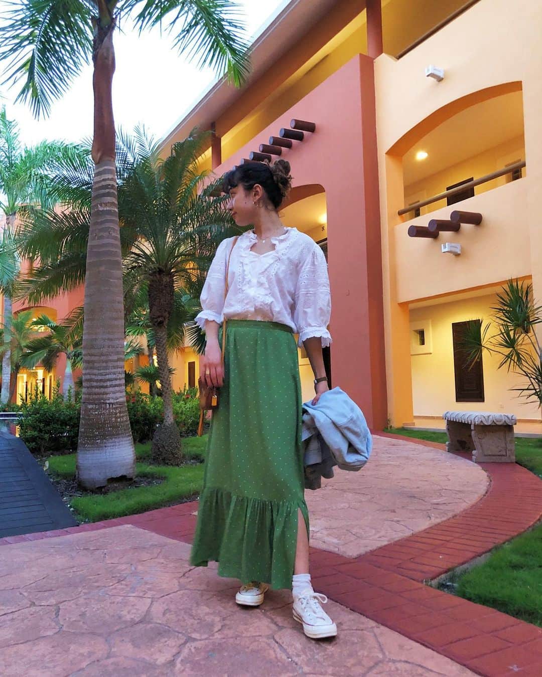ベイカー恵利沙さんのインスタグラム写真 - (ベイカー恵利沙Instagram)「🇲🇽💚 tops vintage  skirt @aquascutum_japan とのコラボ♡ 動いたときに揺れるシルエットと、さりげないスリット 気持ちの良い履き心地がだいすき！ わたしは164センチでこの丈です💃 #えりさふく #えりさホワイト」5月15日 11時22分 - bakerelisa