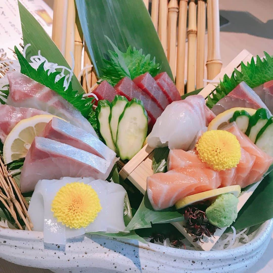 梅田 いち凛のインスタグラム：「おまかせ鮮魚の造里5種盛り🐟 もぉ5月も折り返しですね〜皆さんは連休の遊び疲れ取れましたか？😁 いち凛は休まずに営業してますよ〜！ 今夜のお食事処を探しの方、是非いち凛へお越しください！まだまだお席に余裕がございます🤗  #いち凛 #大阪 #梅田 #osaka #うめきた #グランフロント #居酒屋 #ディナー #個室 #個室居酒屋 #デート #和食 #冬  #梅田居酒屋  #いいね #フォロー #japanesefood  #photooftheday #豆腐 #誕生日 #記念日 #大阪駅#女子会 #コンパ #日本酒 #日本酒女子 #日本酒好き #ハイボール#GW#予約」