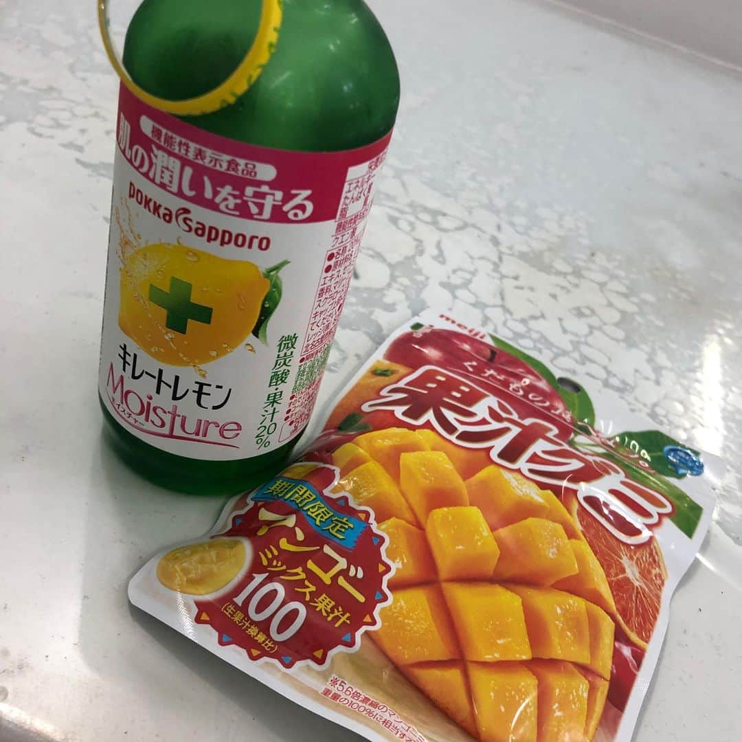 鈴村あいりのインスタグラム：「酸っぱいものって元気が出る！（気がします…） あと、グミも(*´꒳`*) 今日も一日頑張りましょう💪 #すっぱい #キレートレモン #果汁グミ」