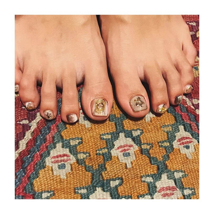 池田美優（みちょぱ）さんのインスタグラム写真 - (池田美優（みちょぱ）Instagram)「． New💅🏾 白とベージュとゴールドで いつもより色もデザインも大人め♡ やっとフットもできて手と揃えました〜」5月15日 11時44分 - michopa1030