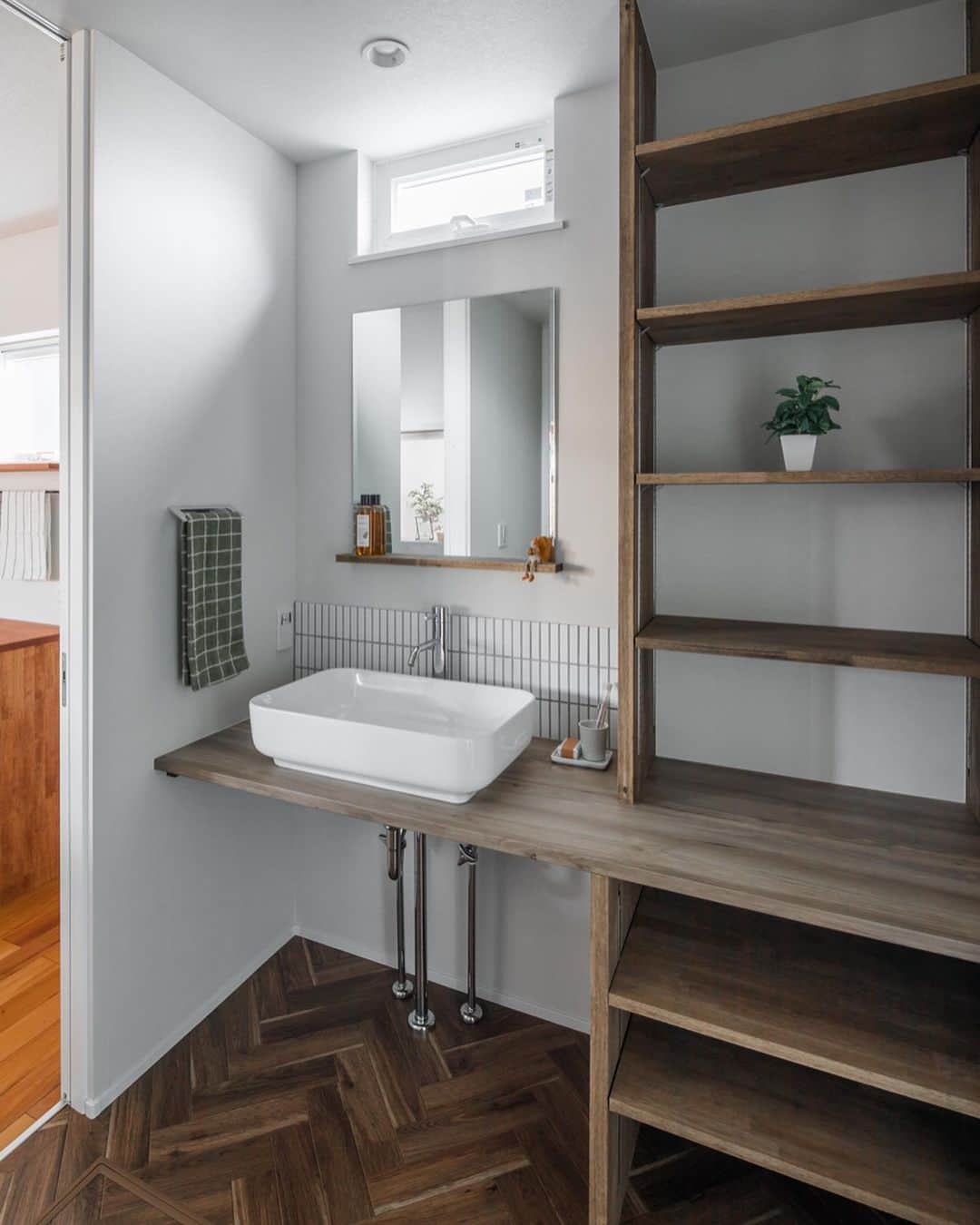 ルポハウス一級建築士事務所さんのインスタグラム写真 - (ルポハウス一級建築士事務所Instagram)「・ ・ ・ シンプルな造作洗面台。 ・ 白のボーダータイルとヘリンボーンのクッションフロアの組み合わせがアクセントに。 ・ カウンターを通すことで広々と使え、可動棚を設えて収納力も確保。 ・ ・ ・ 𓐌𓐌𓐌𓐌𓐌𓐌𓐌𓐌𓐌𓐌𓐌𓐌𓐌𓐌𓐌𓐌𓐌𓐌  ルポハウスの施工事例はこちらまで☞ @reposhouse  𓐌𓐌𓐌𓐌𓐌𓐌𓐌𓐌𓐌𓐌𓐌𓐌𓐌𓐌𓐌𓐌𓐌𓐌 #ルポハウス は#ちょっとかっこいい家 を"友人のために" という思いでつくっています。 一生に一度の#マイホーム。 「あなたにしかできない」×「ルポハウスだからできる」で、 私たちだけの#家づくり を思いっきり楽しんでみませんか？！ ・ ・ ・ #住宅 #注文住宅 #新築一戸建て #デザイナーズ住宅  #一級建築士事務所 #設計事務所 #滋賀県大津市 #滋賀県草津市 #洗面台インテリア #シンプル洗面台 #造作洗面台 #可動棚収納 #名古屋モザイク #イリーデ #ボーダータイル #サンゲツクッションフロア #hm4030」5月15日 11時58分 - reposhouse