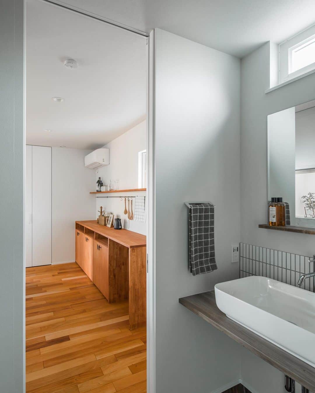 ルポハウス一級建築士事務所さんのインスタグラム写真 - (ルポハウス一級建築士事務所Instagram)「・ ・ ・ シンプルな造作洗面台。 ・ 白のボーダータイルとヘリンボーンのクッションフロアの組み合わせがアクセントに。 ・ カウンターを通すことで広々と使え、可動棚を設えて収納力も確保。 ・ ・ ・ 𓐌𓐌𓐌𓐌𓐌𓐌𓐌𓐌𓐌𓐌𓐌𓐌𓐌𓐌𓐌𓐌𓐌𓐌  ルポハウスの施工事例はこちらまで☞ @reposhouse  𓐌𓐌𓐌𓐌𓐌𓐌𓐌𓐌𓐌𓐌𓐌𓐌𓐌𓐌𓐌𓐌𓐌𓐌 #ルポハウス は#ちょっとかっこいい家 を"友人のために" という思いでつくっています。 一生に一度の#マイホーム。 「あなたにしかできない」×「ルポハウスだからできる」で、 私たちだけの#家づくり を思いっきり楽しんでみませんか？！ ・ ・ ・ #住宅 #注文住宅 #新築一戸建て #デザイナーズ住宅  #一級建築士事務所 #設計事務所 #滋賀県大津市 #滋賀県草津市 #洗面台インテリア #シンプル洗面台 #造作洗面台 #可動棚収納 #名古屋モザイク #イリーデ #ボーダータイル #サンゲツクッションフロア #hm4030」5月15日 11時58分 - reposhouse