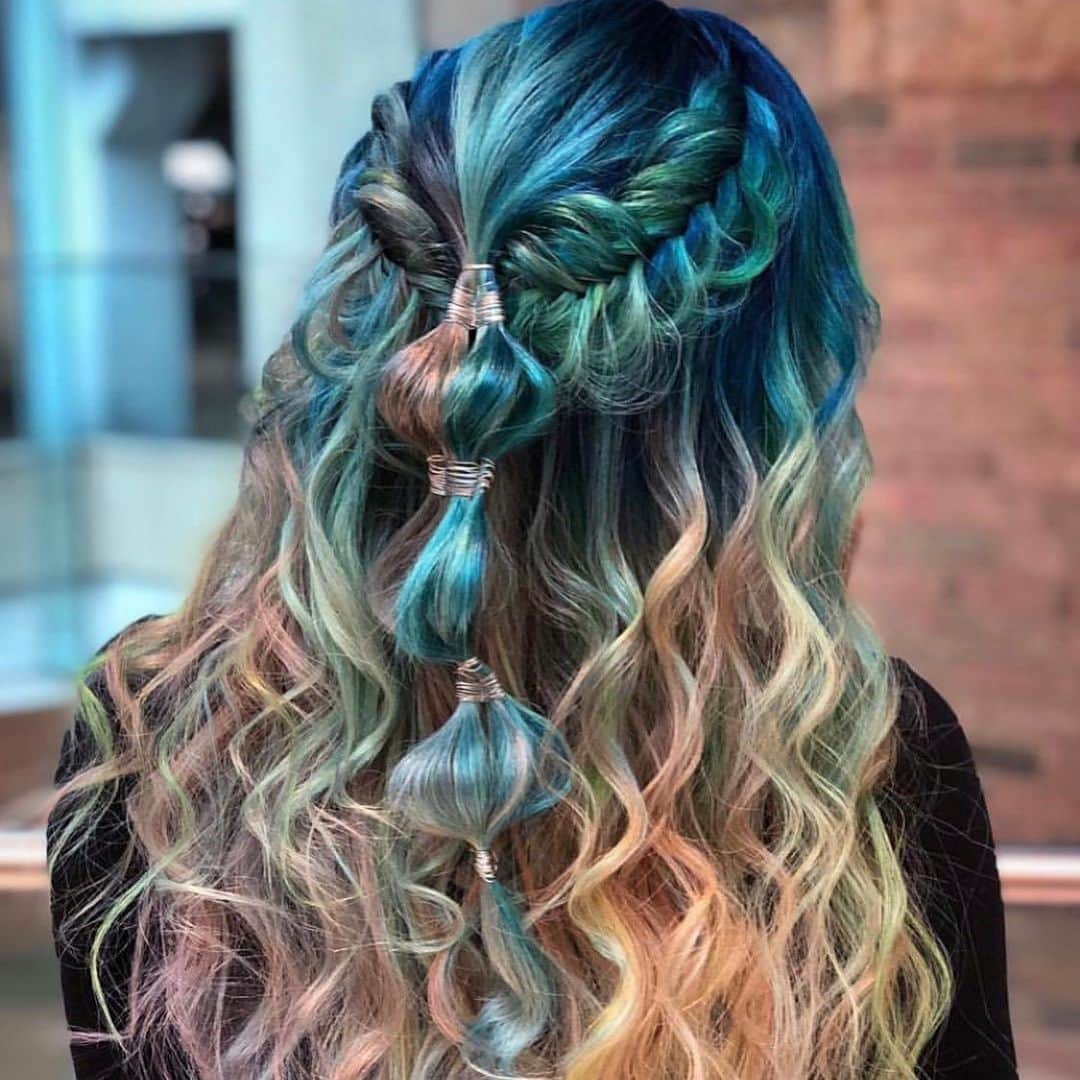 CosmoProf Beautyさんのインスタグラム写真 - (CosmoProf BeautyInstagram)「Our Braid #hairoftheday goes to @hairartistkelsey for this killer braid & color combo created with the help of @pravana color --- 👇 Rules Below!👇 1️⃣Tag your photo #BraidHOTD #cosmoprofbeauty #licensedtocreate 2️⃣Post a photo of your hairstyle against an uncluttered background 3️⃣Mention any products used to color or style the hair --- #repost #hairartistkelsey #braidedstyle #braidinspiration #braidsofIG」5月15日 11時52分 - cosmoprofbeauty