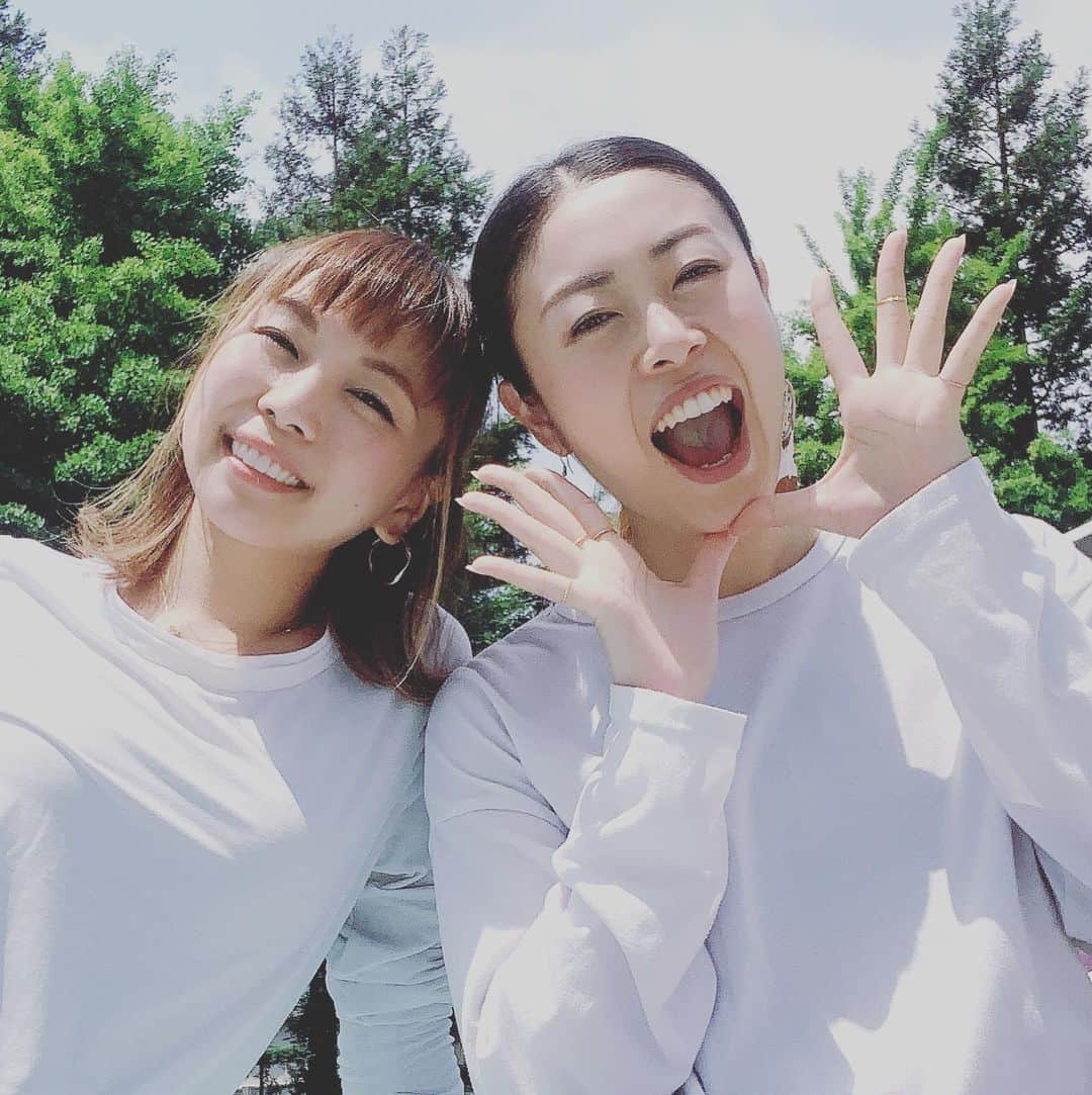 三ツ井裕美さんのインスタグラム写真 - (三ツ井裕美Instagram)「先日、外でヨガした時の写真。  洗濯洗剤のCMみたいになりました。。。w  そしてももちゃんを盗撮😆 エルモのタオルがなまはげみたいに😆」5月15日 11時54分 - hiromi__km