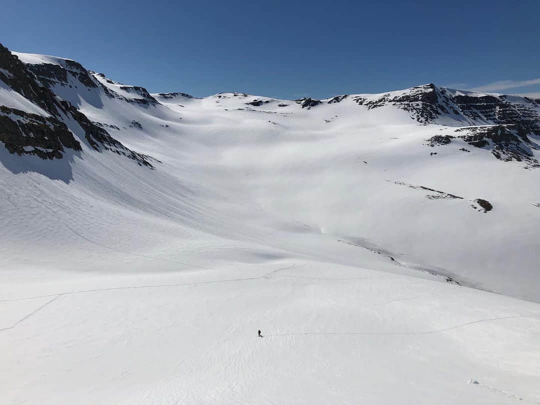佐々木明さんのインスタグラム写真 - (佐々木明Instagram)「まぁ兎に角歩いたら着く。 足を止めなければたどり着くんです。 滑りたいラインのトップに。 ただそれが報われるとは限らないから自然と言うのは面白い。 結構遠かったんだけど、スーパーストップ雪でガチ止まりして途中スピードがゼロキロになるなんて、自分でウケちゃったよ。アイスランドに揉まれてます🤜 けちょんけちょん感がいいんだよ。  #iceland #icelandic #icelandtravel #nature #neverstopexploring #travel #trip #lifeisbeautiful #epic #旅行 #お散歩 📸 @kuwaphoto」5月15日 11時55分 - akiraexploring