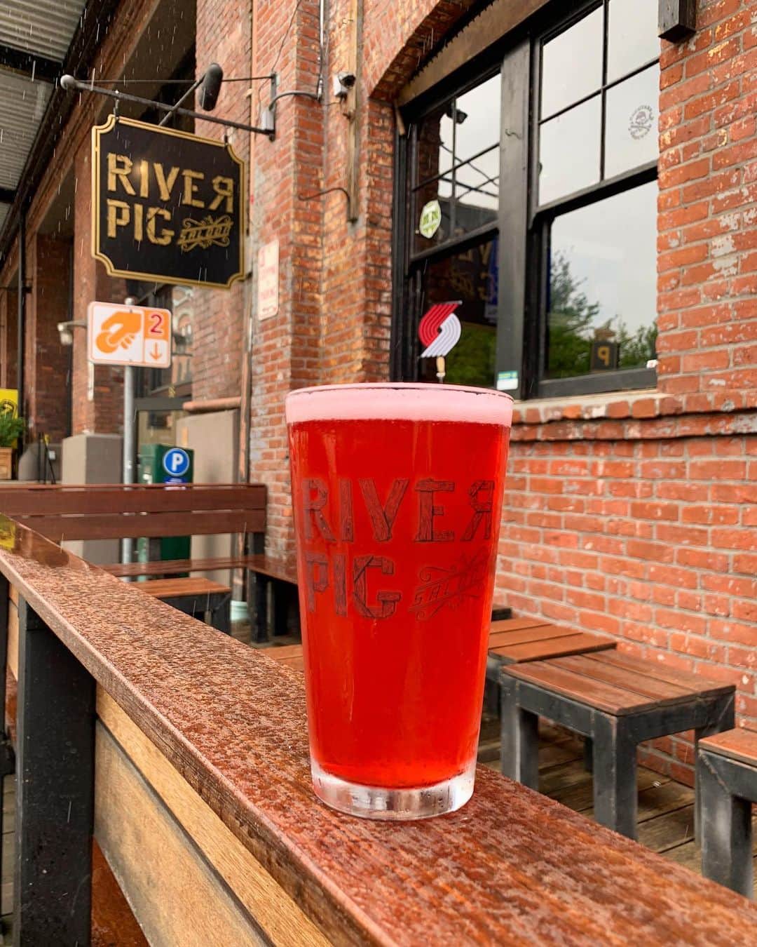 Portlandさんのインスタグラム写真 - (PortlandInstagram)「We’re drinking red beer in PDX as our @trailblazers are in the Western Conference finals! Where are you all watching the game? 📸 @riverpigsaloon  #portland #pdx #blazers #nba #playoffs」5月15日 11時56分 - portland