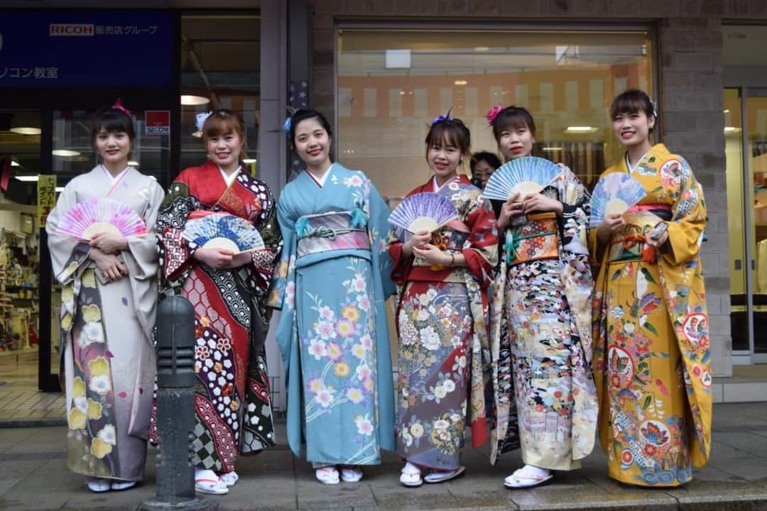 Taiken Japanのインスタグラム：「Donning a furisode during Coming of Age celebrations is a sign that the wearer is single and available for marriage, and these young ladies look both elegant and glamorous all at once.⠀ ⠀⠀⠀⠀⠀⠀⠀⠀⠀ Photo credit: @kimmaree84⠀ ⠀⠀⠀⠀⠀⠀⠀⠀⠀ Read more about this and other Japan destinations & experiences at taiken.co!⠀ ⠀⠀⠀⠀⠀⠀⠀⠀⠀ #kimono #furisode #tokamachi #niigata #新潟県 #十日町 #comingofage #japanesekimono #festival #matsuri #hokuriku #lovejapan #japan #japan🇯🇵 #japantravel #japantravelphoto #japanese #japanlover #japanphotography #traveljapan #visitjapan ##japanlife #travel #travelgram #travelphotography #holiday #roamtheplanet #niigataprefecture #kimonos #japanesefestival」